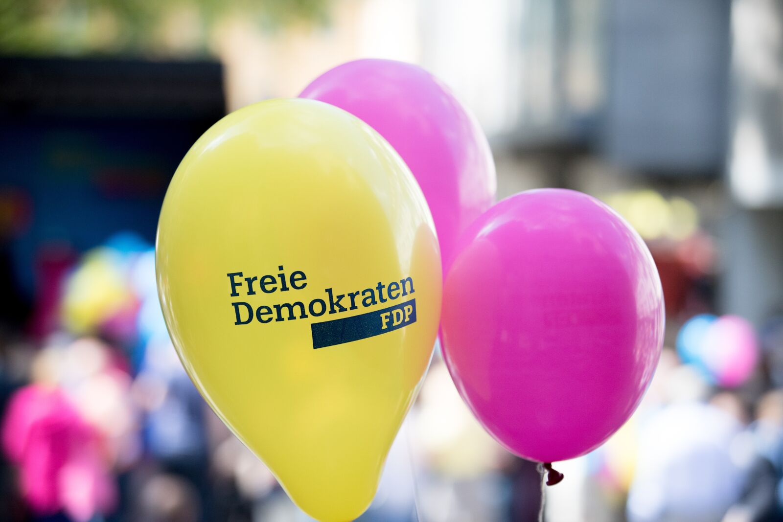 Canon EOS 5D Mark IV sample photo. Balloon, fdp, yellow photography