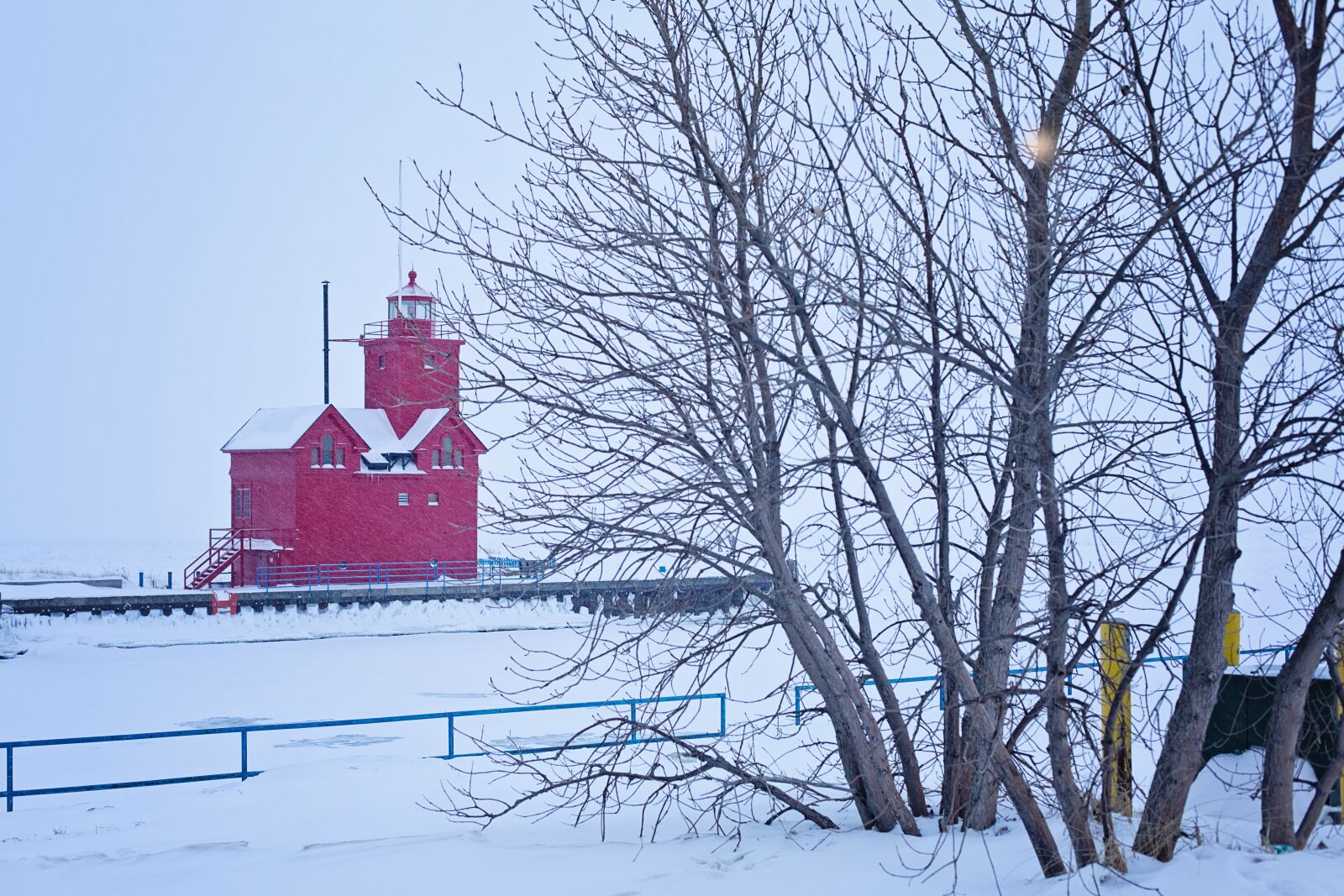 Canon EOS 5D Mark III sample photo. Lighthouse, winter, red photography