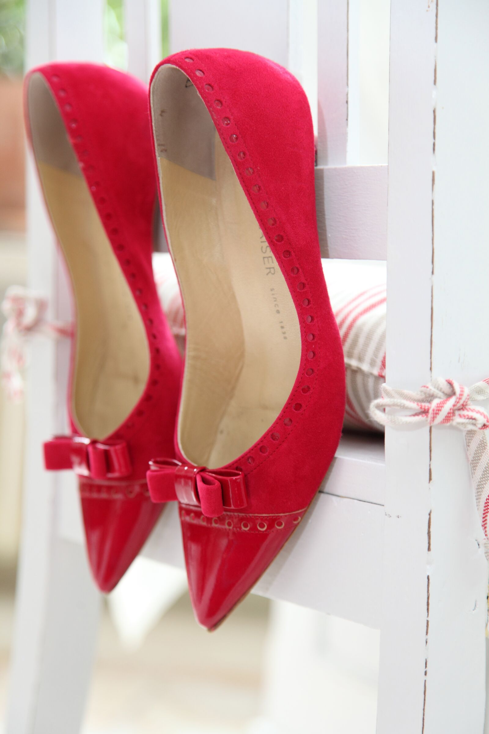 Canon EOS 5D Mark II sample photo. Red pumps, shopping, red photography