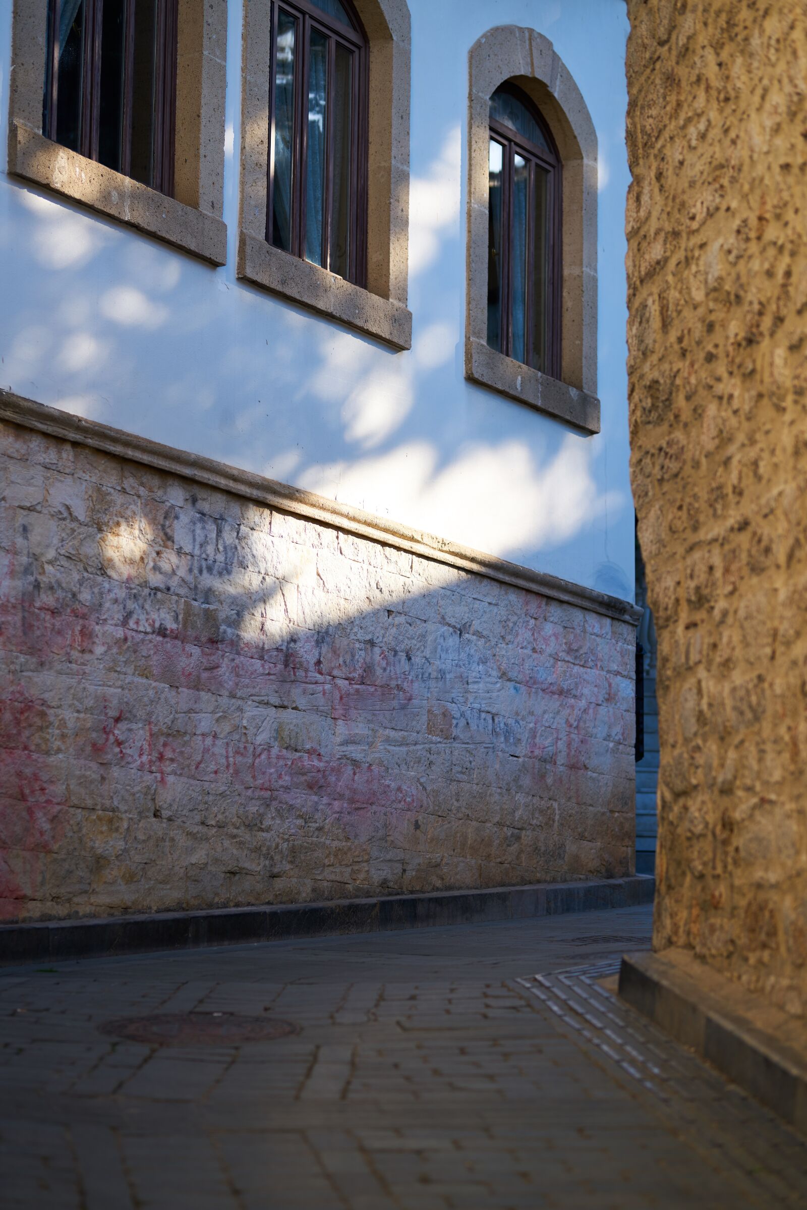 Sigma 85mm F1.4 DG HSM Art sample photo. Old, home, street photography