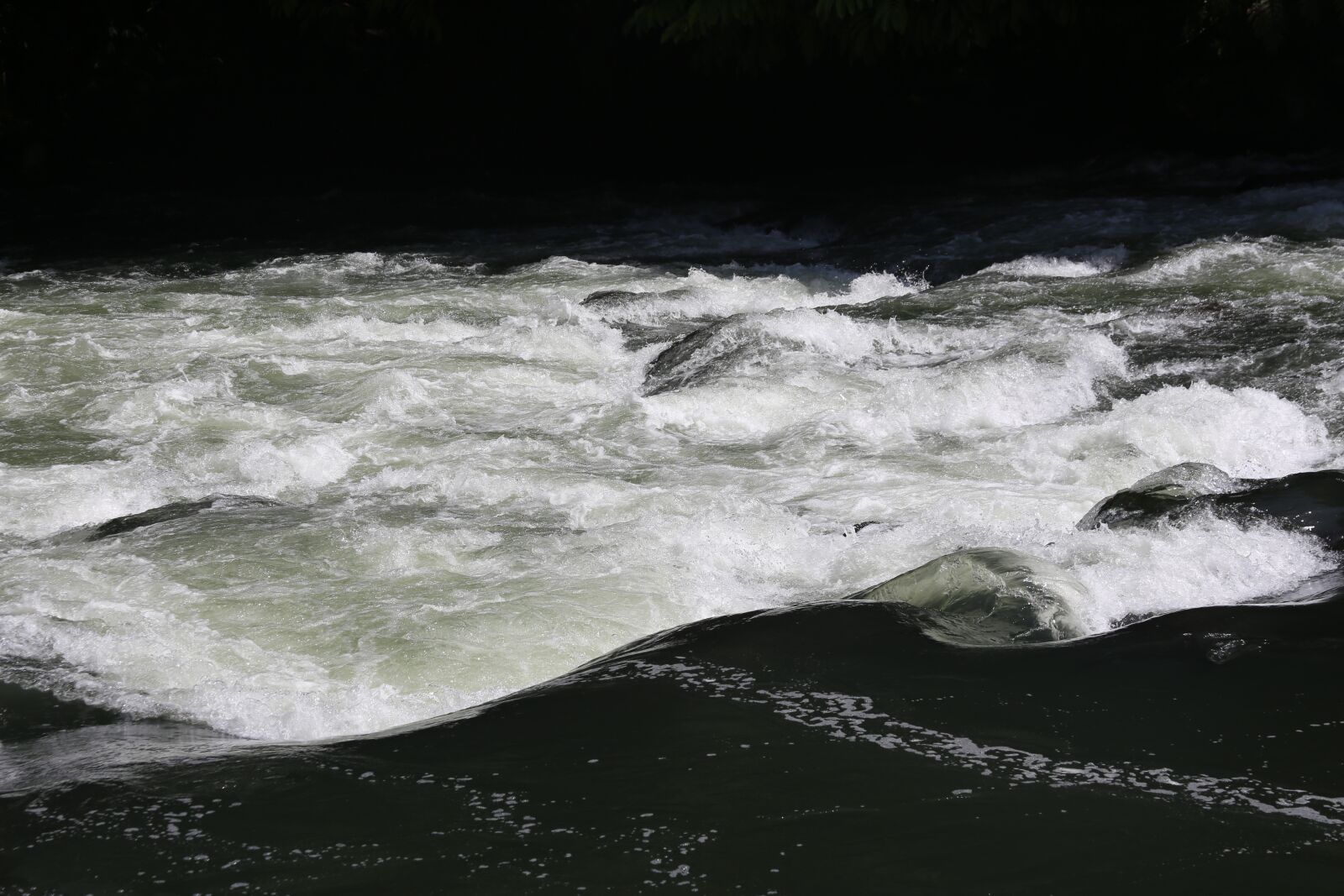 Canon EF 28-135mm F3.5-5.6 IS USM sample photo. Waves, water, nature photography