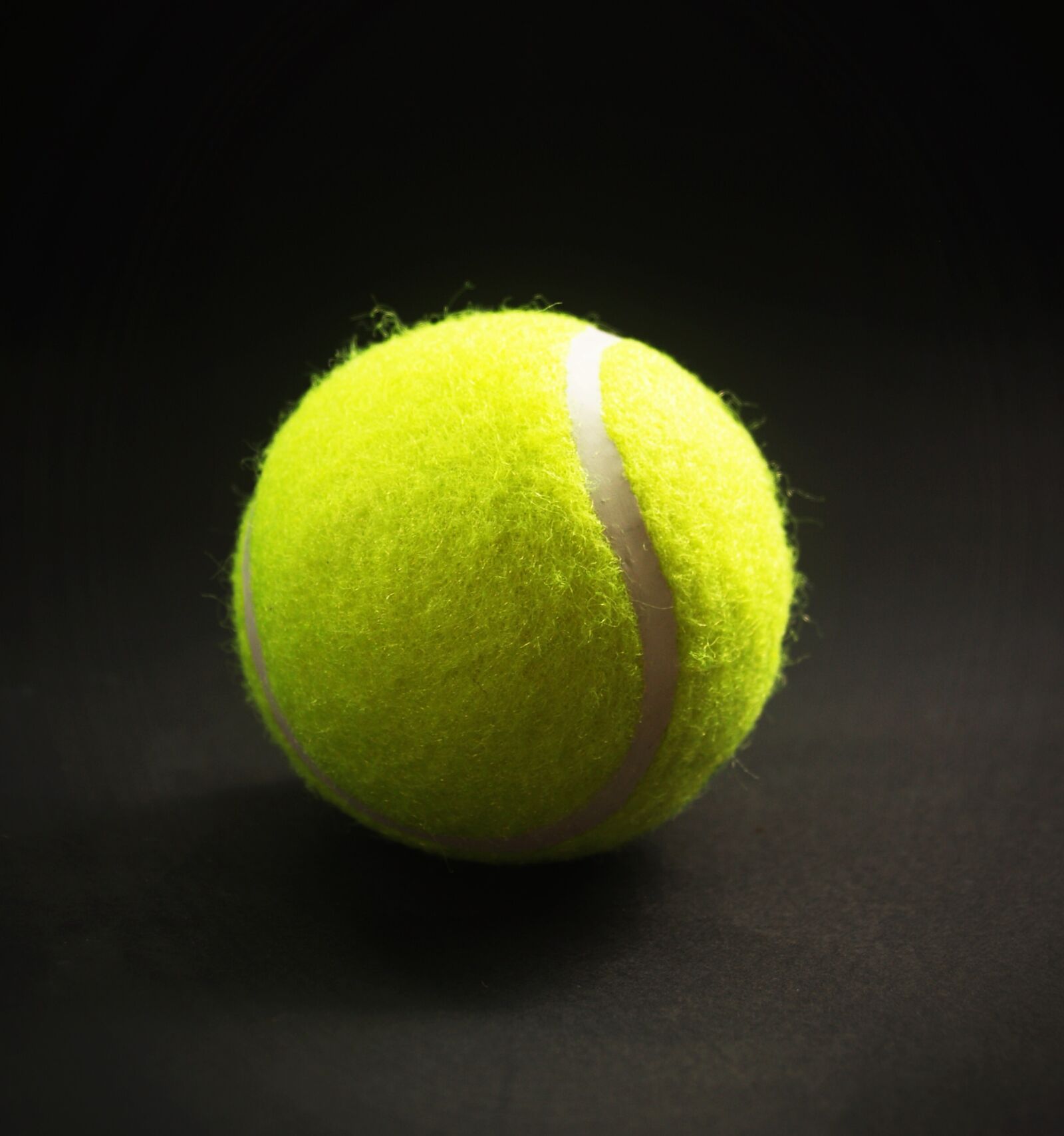 Olympus E-300 (EVOLT E-300) sample photo. Ball, racket, white photography