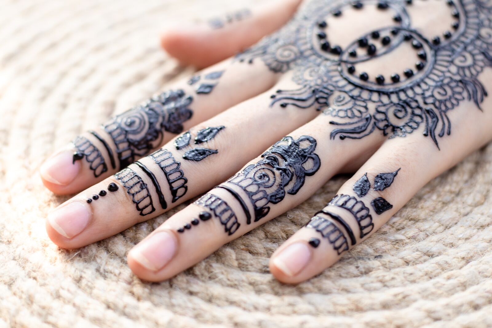 Canon EOS 80D + Canon EF 50mm F1.8 STM sample photo. Mehndi design, mehndi, mehndi photography