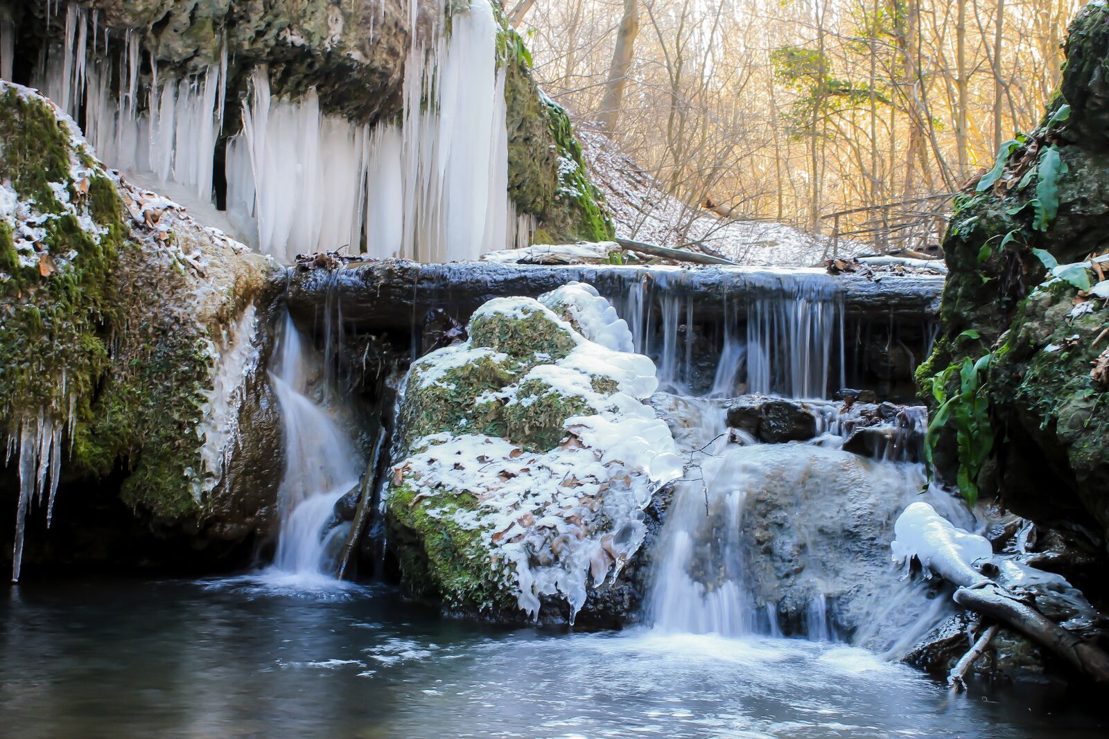 Canon EOS 1100D (EOS Rebel T3 / EOS Kiss X50) sample photo. Icicle, body of water photography
