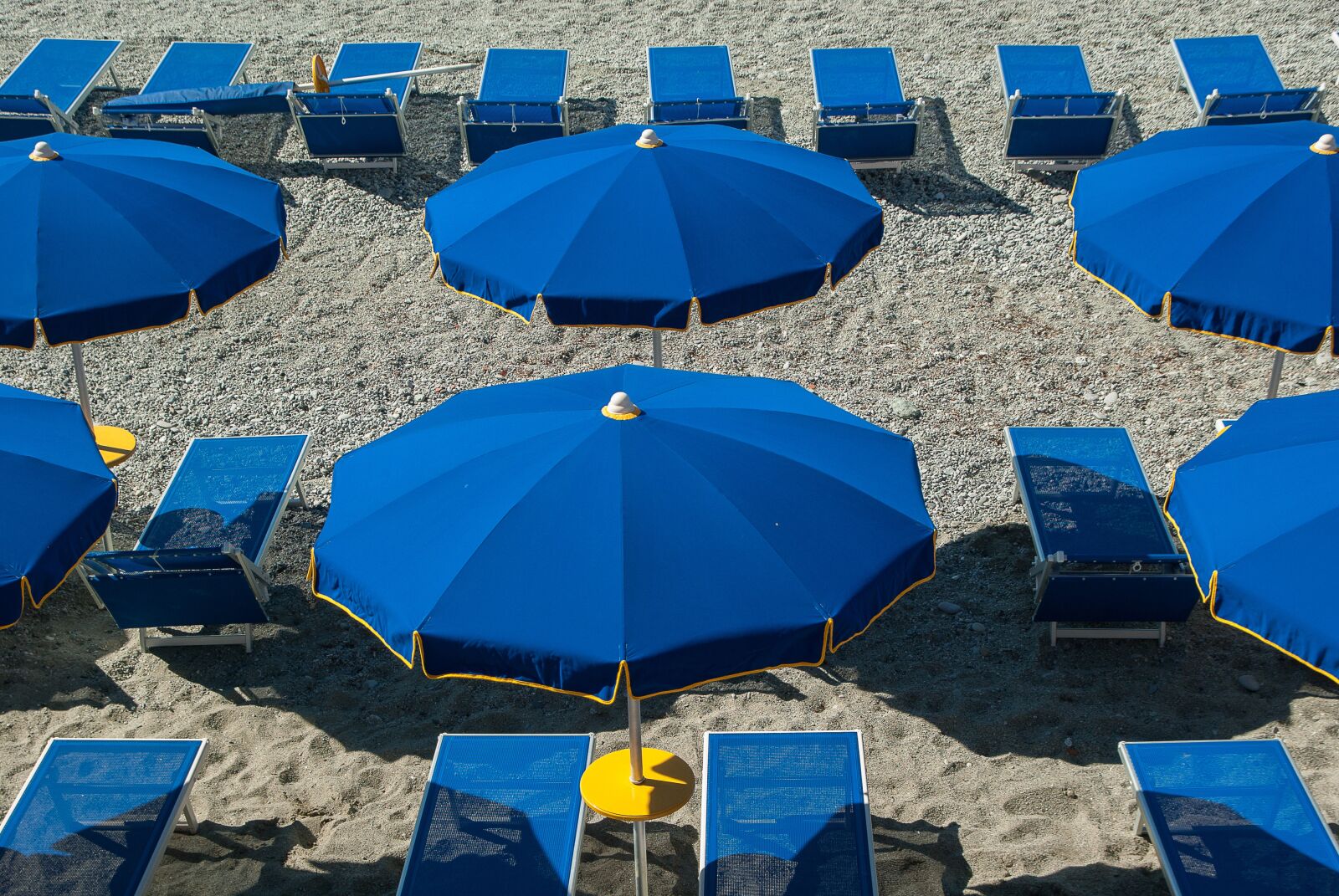 Pentax K10D sample photo. Beach, parasols, sun loungers photography