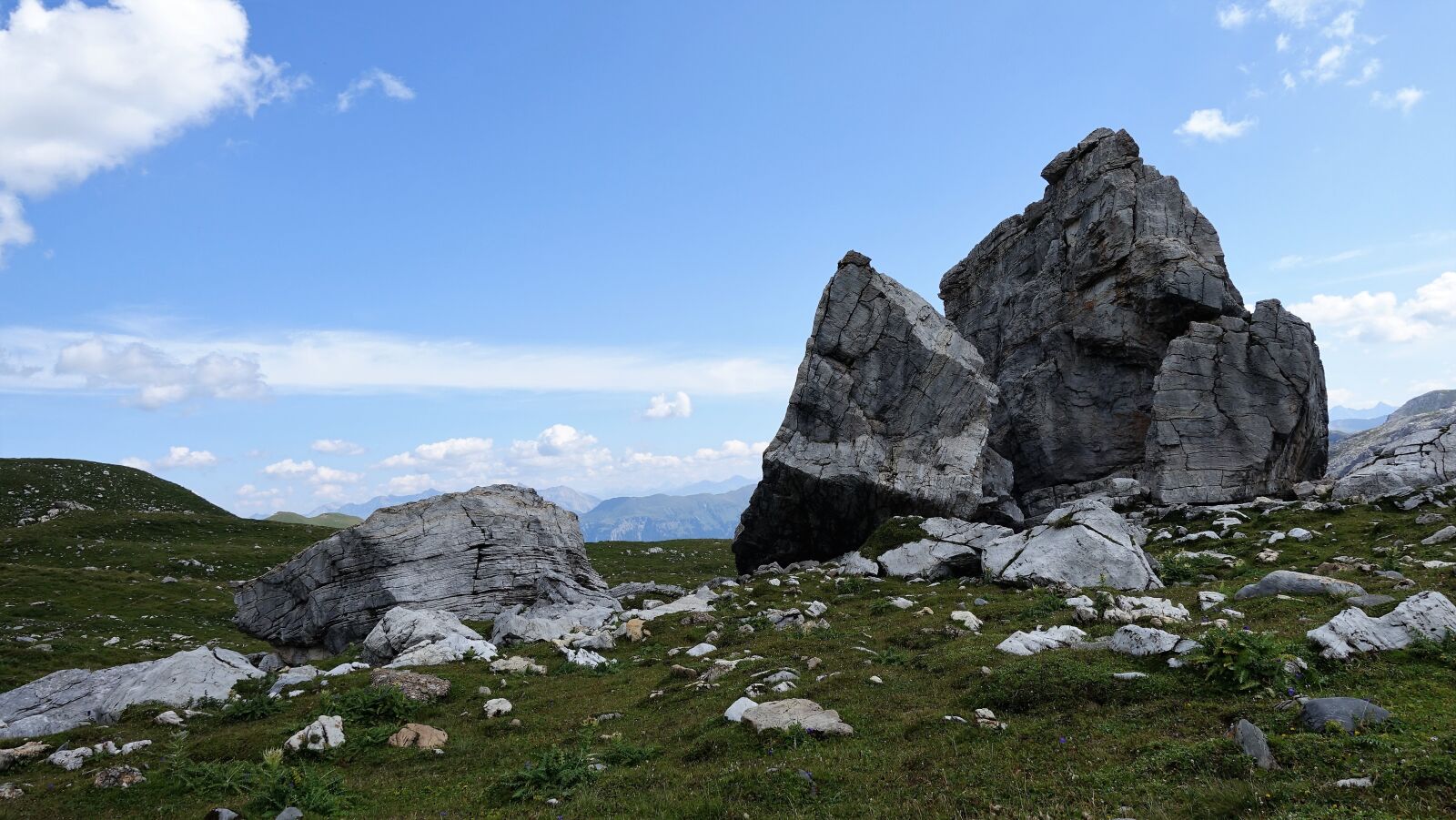 Sony Cyber-shot DSC-RX100 IV sample photo. Mountains, rock formations, nature photography