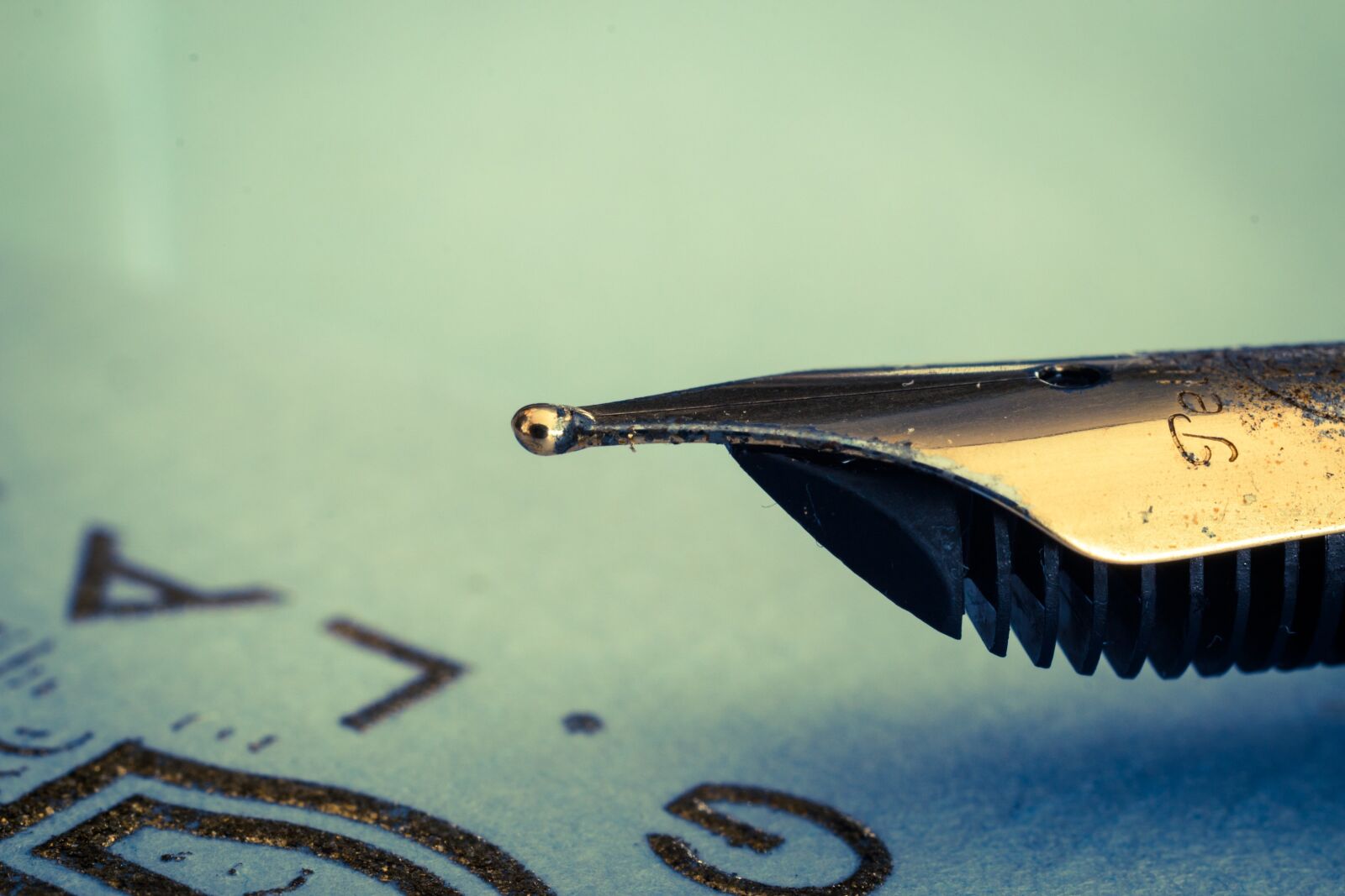 Canon EOS 70D + Canon EF 50mm F2.5 Macro sample photo. Fountain pens, fountain pen photography