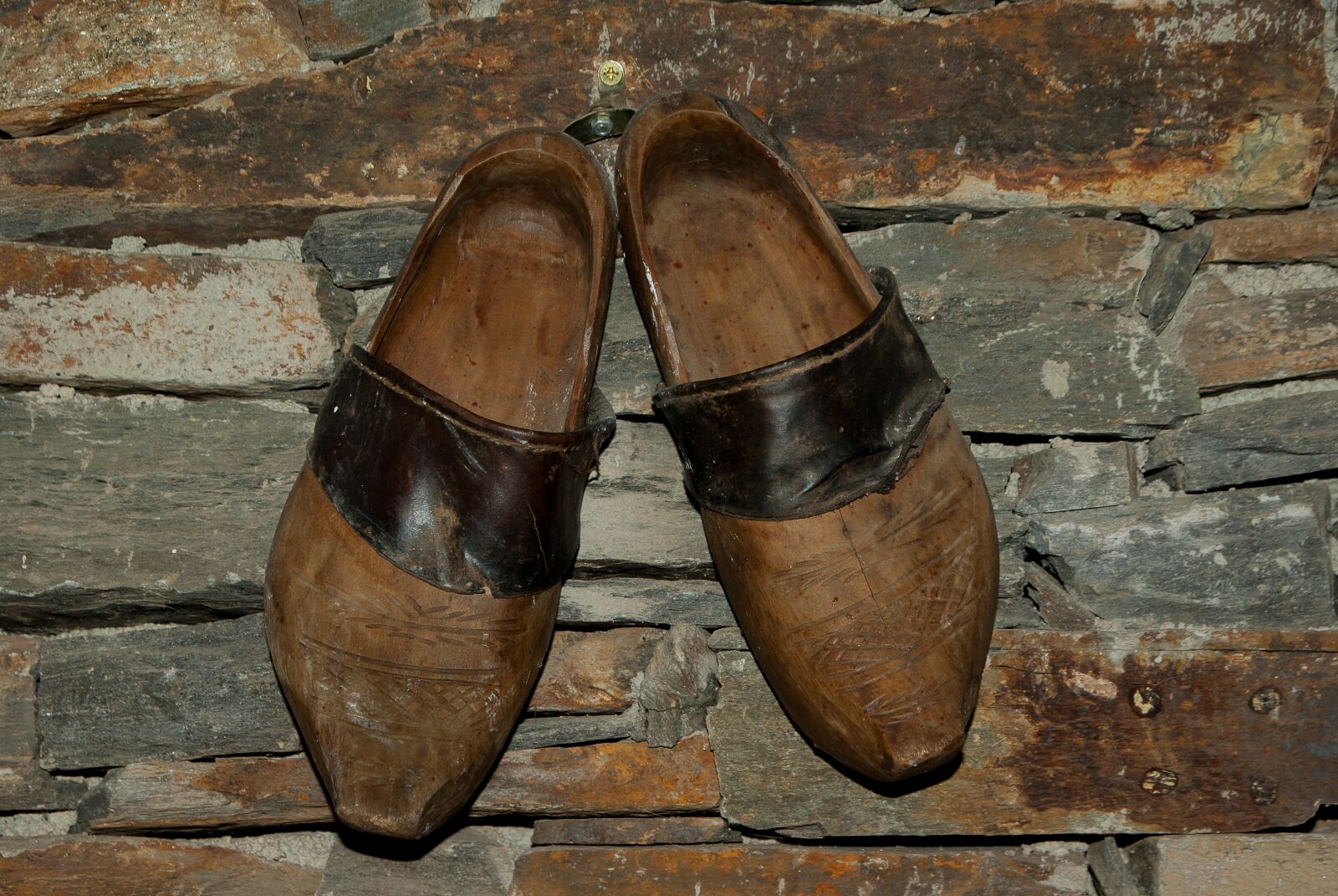 Pentax K10D sample photo. Wooden shoes, shoes, field photography