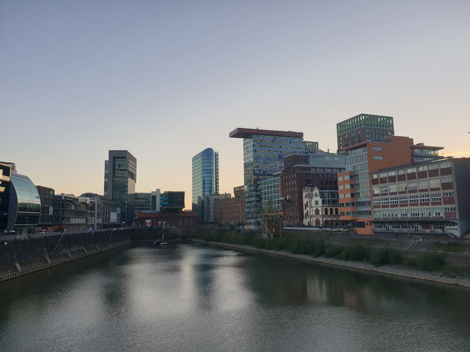 Samsung Galaxy S9 sample photo. River, water, buildings photography