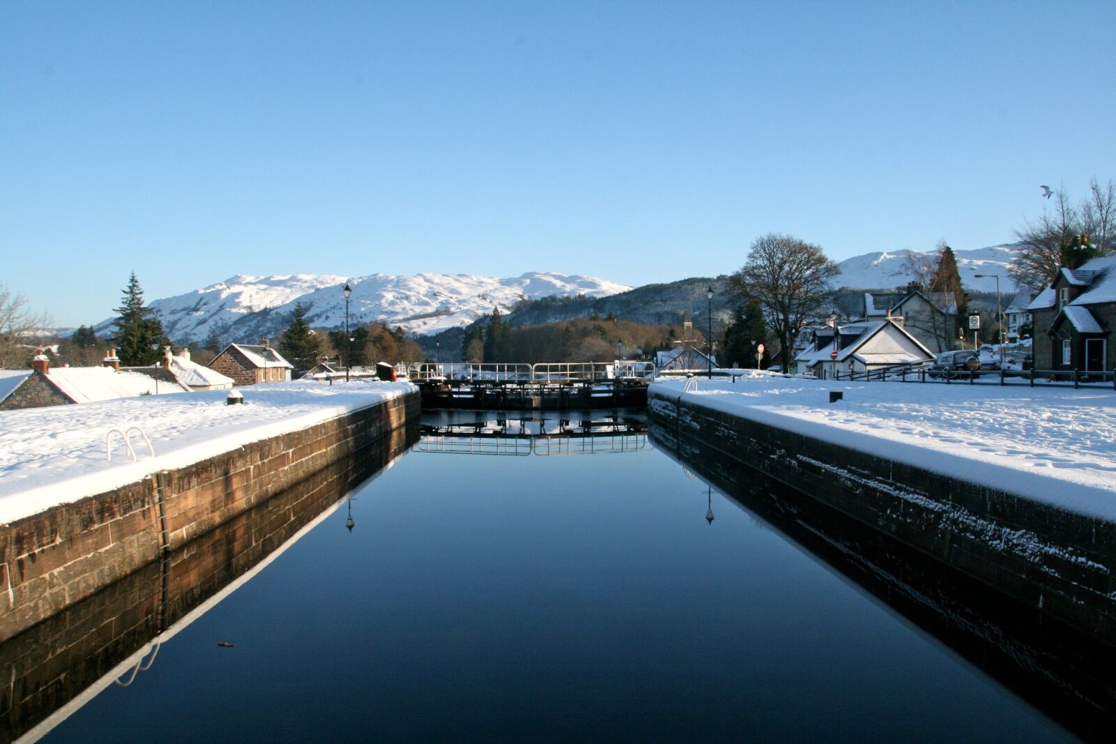 Canon EOS 400D (EOS Digital Rebel XTi / EOS Kiss Digital X) sample photo. Scotland, winter, snow photography