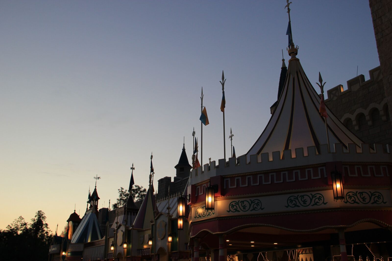 Canon EOS 550D (EOS Rebel T2i / EOS Kiss X4) sample photo. Disney, sunset, castle photography