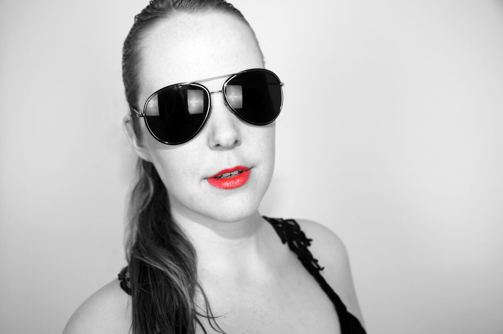 17-50mm F2.8 sample photo. Sunglasses, woman, red lips photography