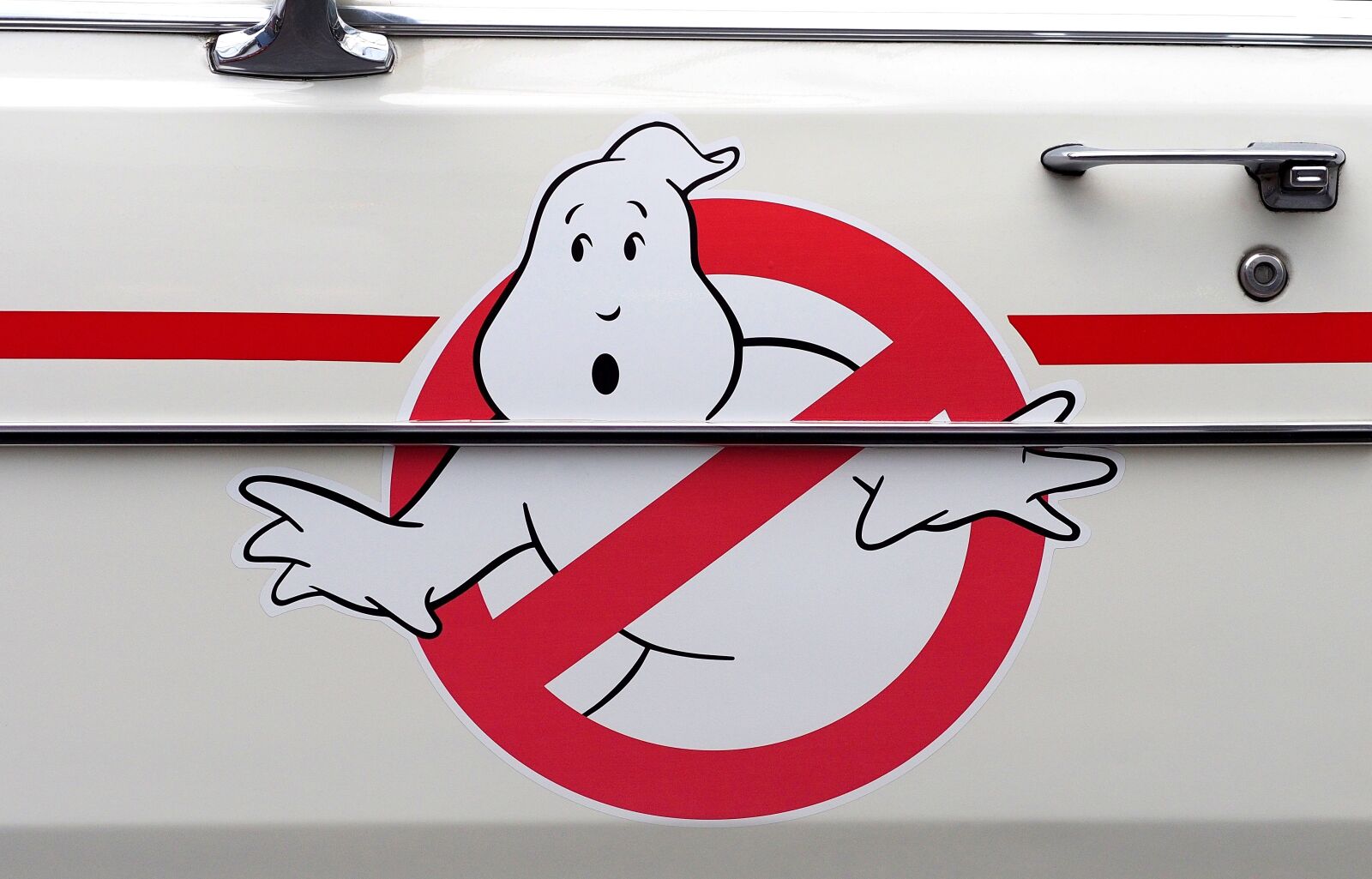 Olympus OM-D E-M5 + Olympus M.Zuiko Digital ED 75mm F1.8 sample photo. Ghostbusters, logo, ecto-1 photography