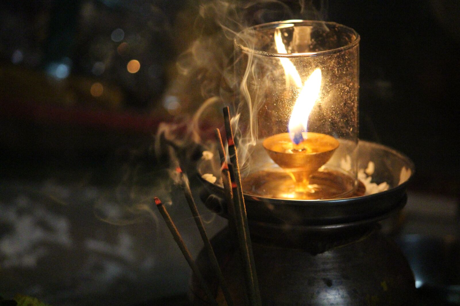 Canon EOS 700D (EOS Rebel T5i / EOS Kiss X7i) sample photo. Earthen lamp, scented stick photography