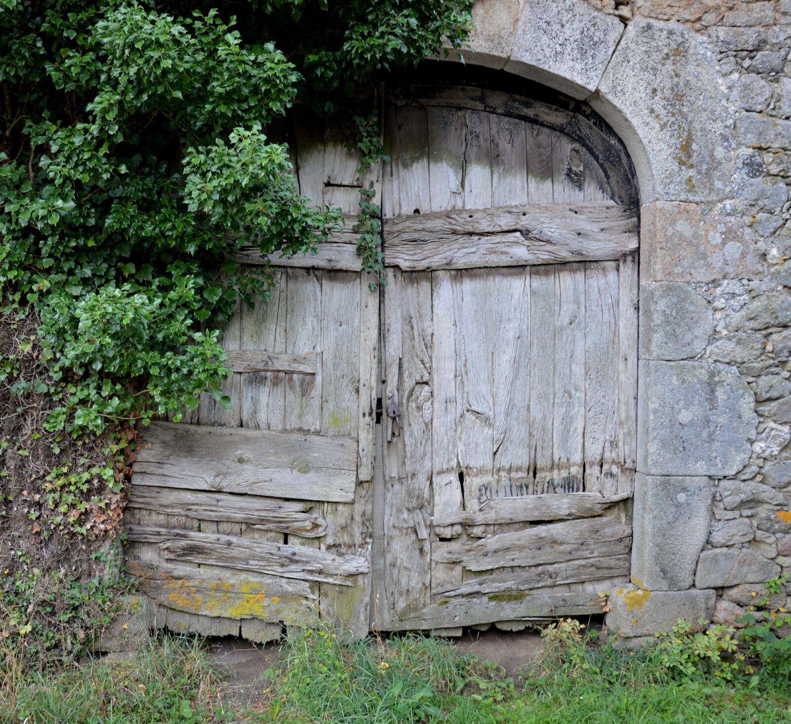 Nikon D3200 sample photo. Old door, barn, old photography