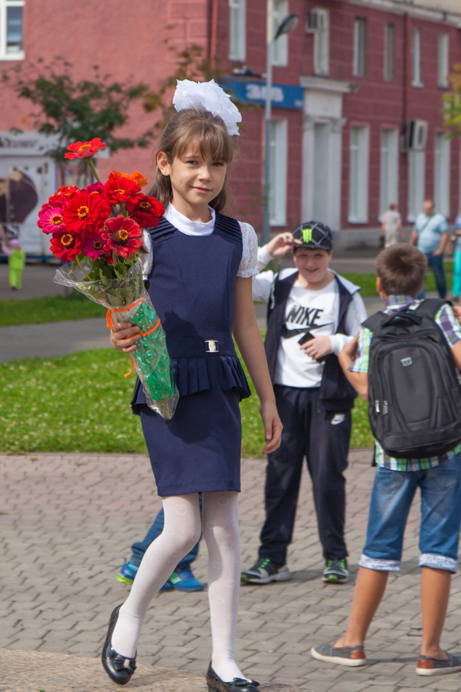 Canon EOS 5D Mark II sample photo. First-grader, flowers, granddaughter photography