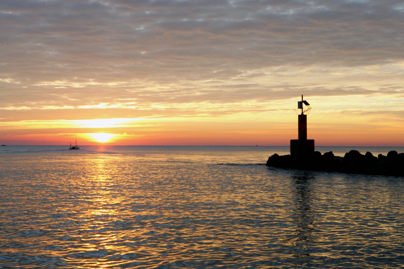Canon EOS-1D Mark II sample photo. Lighthouse, mediterranean, beach photography