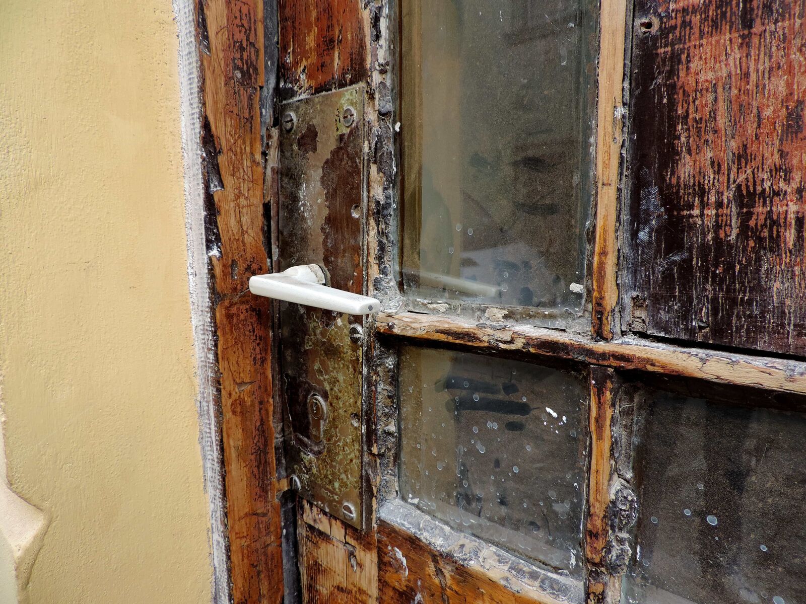 Nikon Coolpix P520 sample photo. Front door, abandoned, house photography