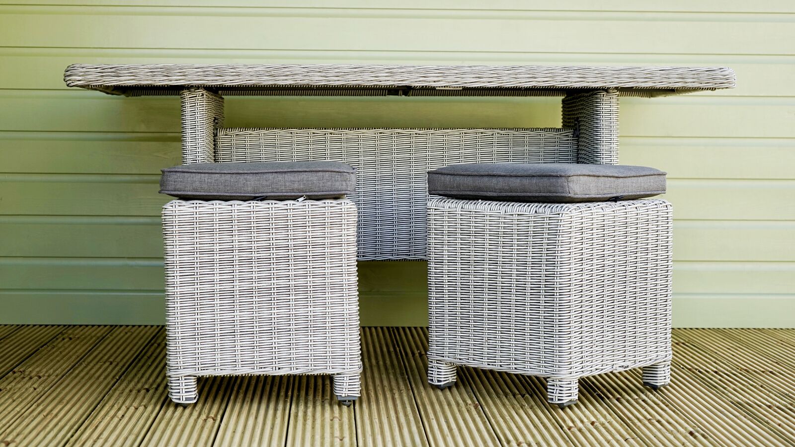 Sony a7 + Sony FE 28-70mm F3.5-5.6 OSS sample photo. Wood, furniture, inside photography