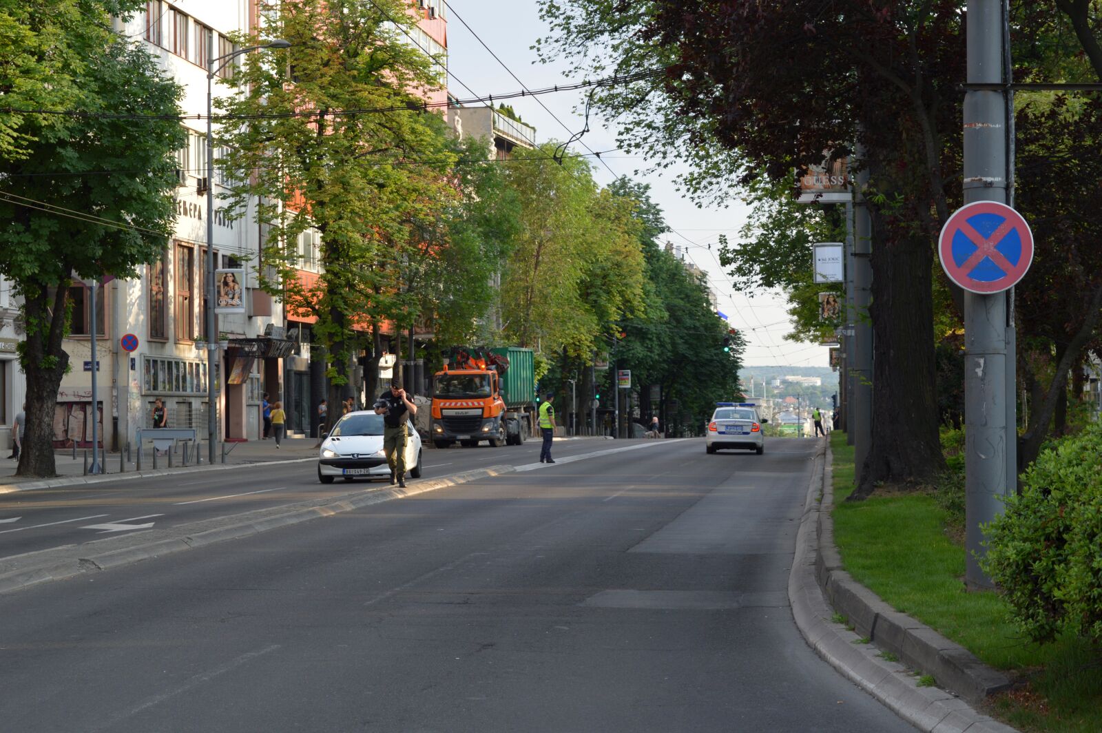 Nikon D3200 sample photo. Police, downtown, stopped photography
