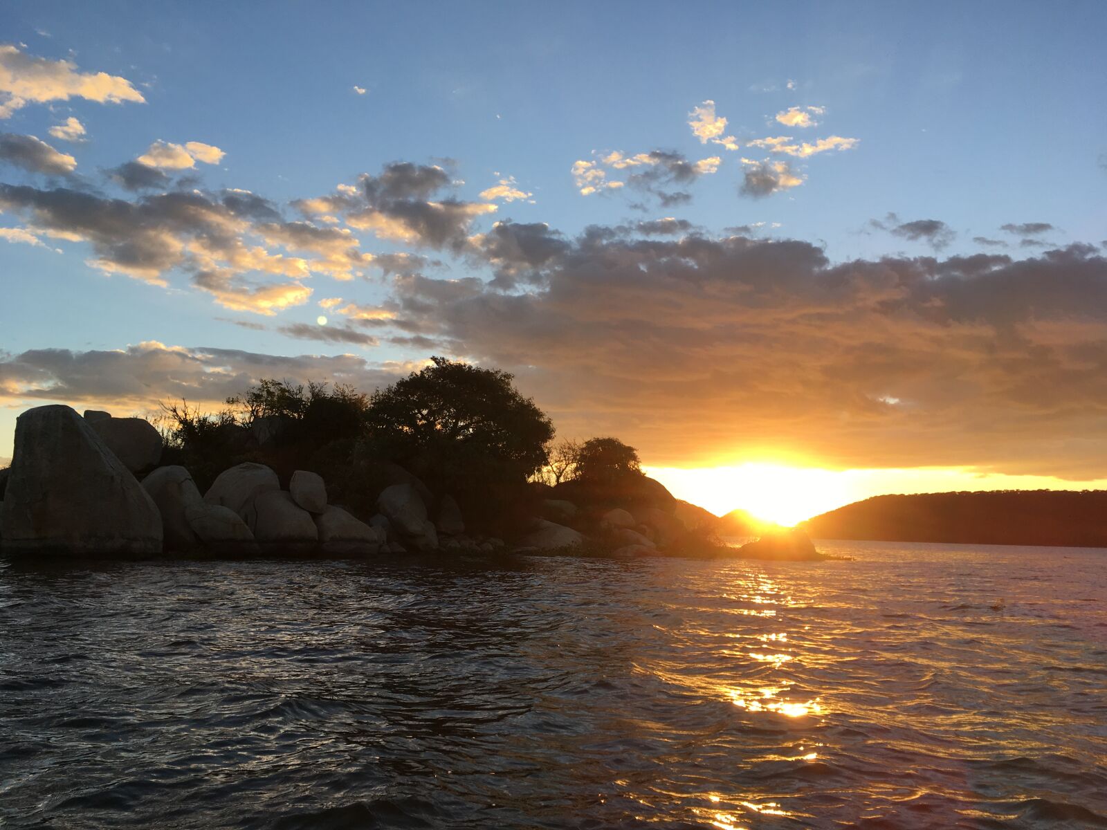 Apple iPhone SE sample photo. Lake, sunset photography
