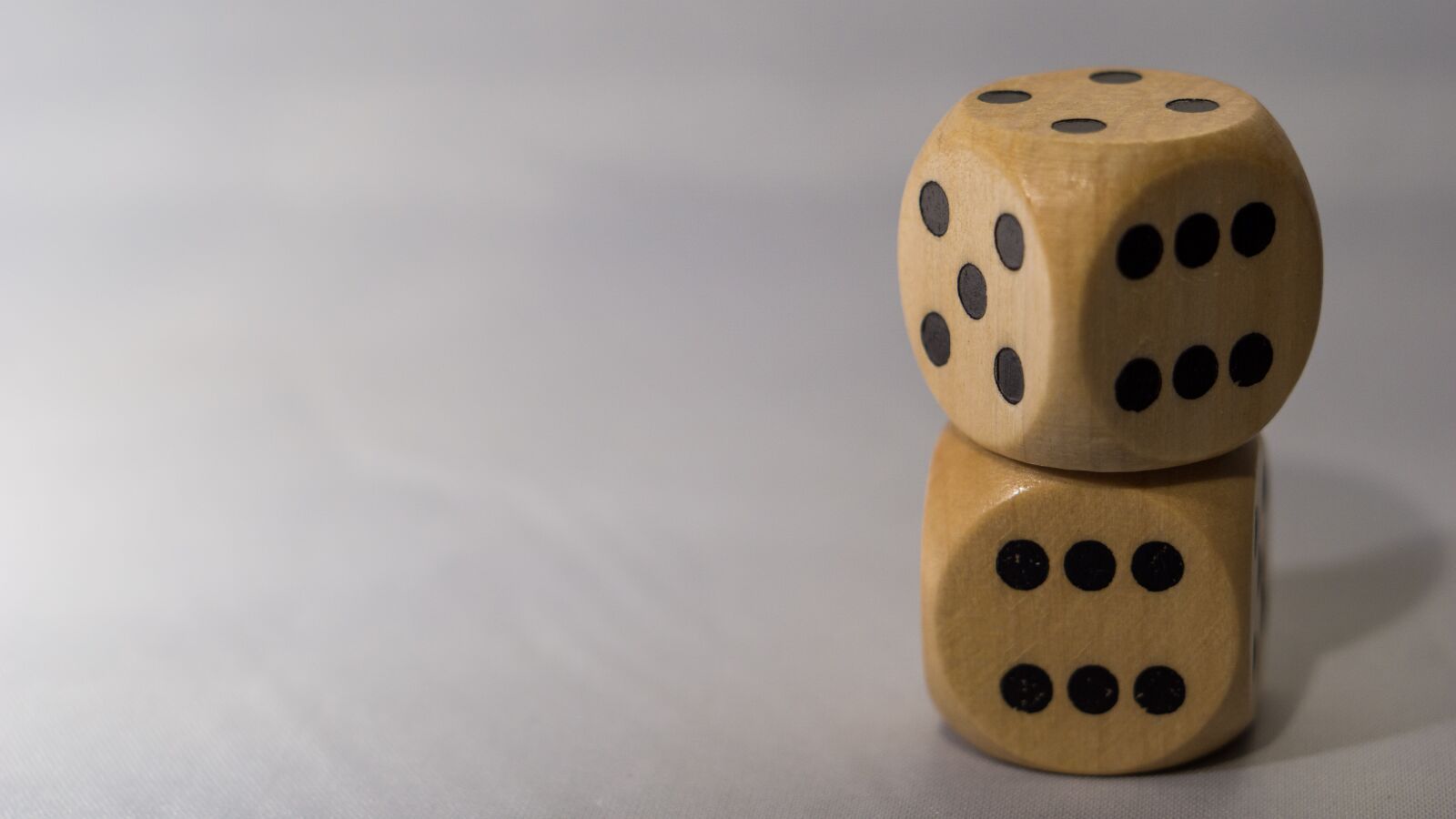 E 50mm F1.8 OSS sample photo. Dice, macro, game photography