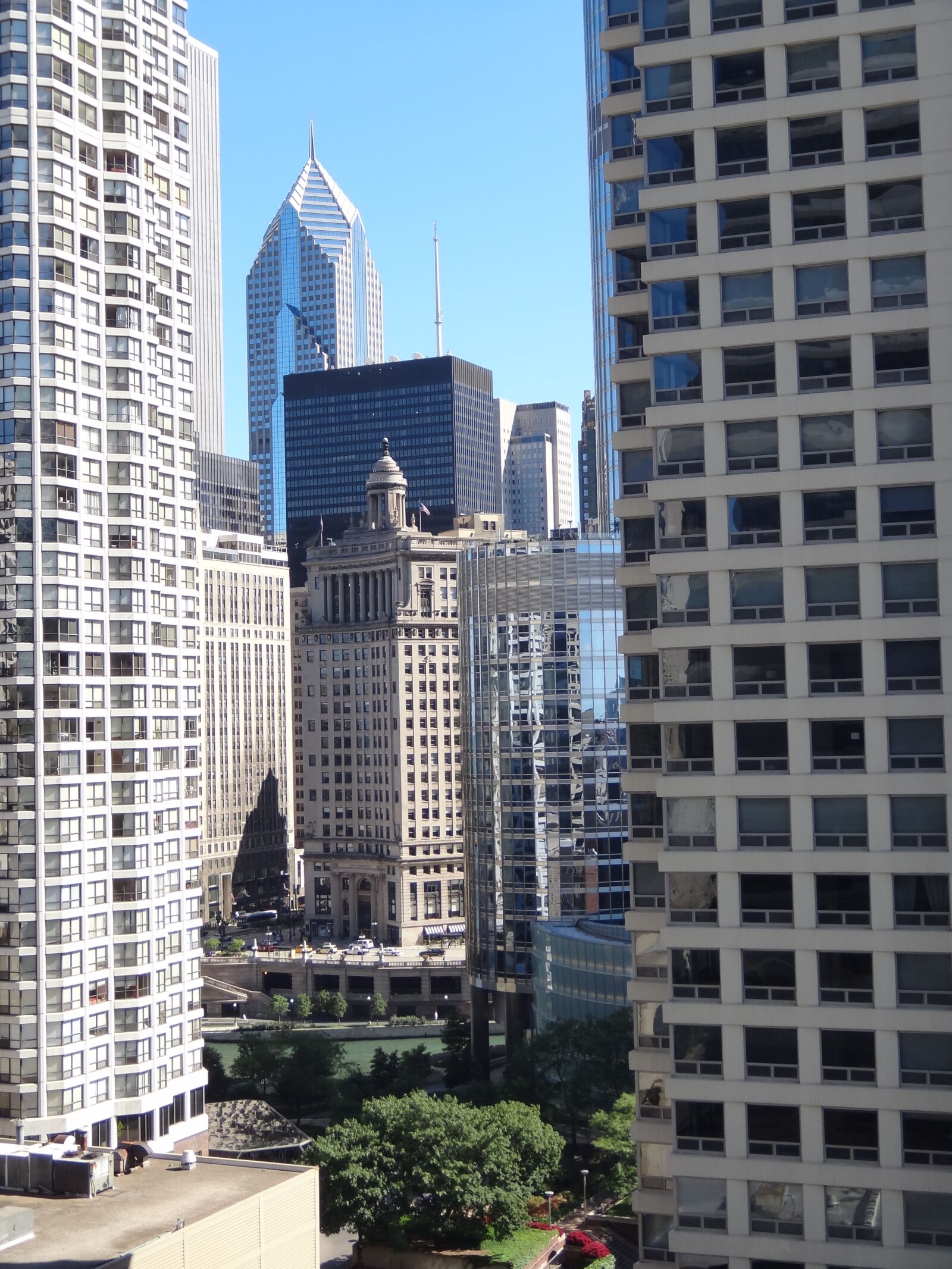 Sony Cyber-shot DSC-TX10 sample photo. Chicago, building, skyscraper photography