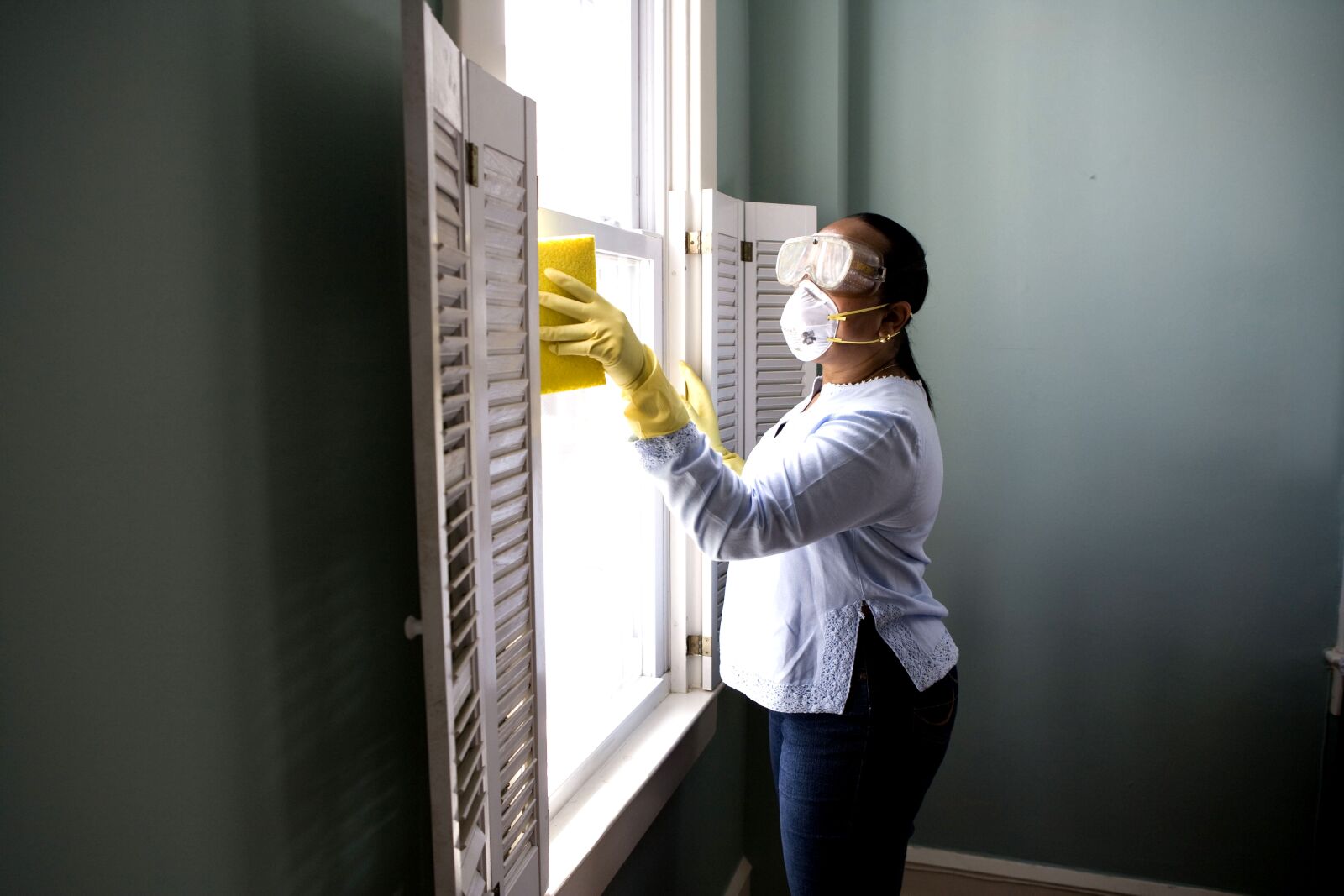 Canon EOS-1Ds Mark II sample photo. Renovating, home, damp, sponge photography