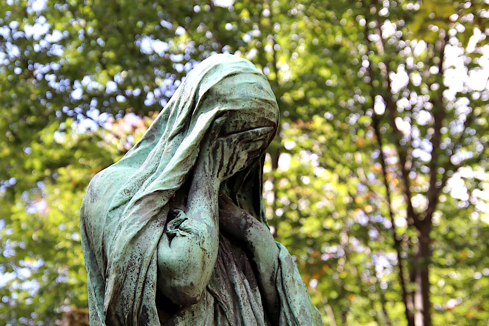 Canon EOS 800D (EOS Rebel T7i / EOS Kiss X9i) sample photo. Statue, sculpture, bronze photography