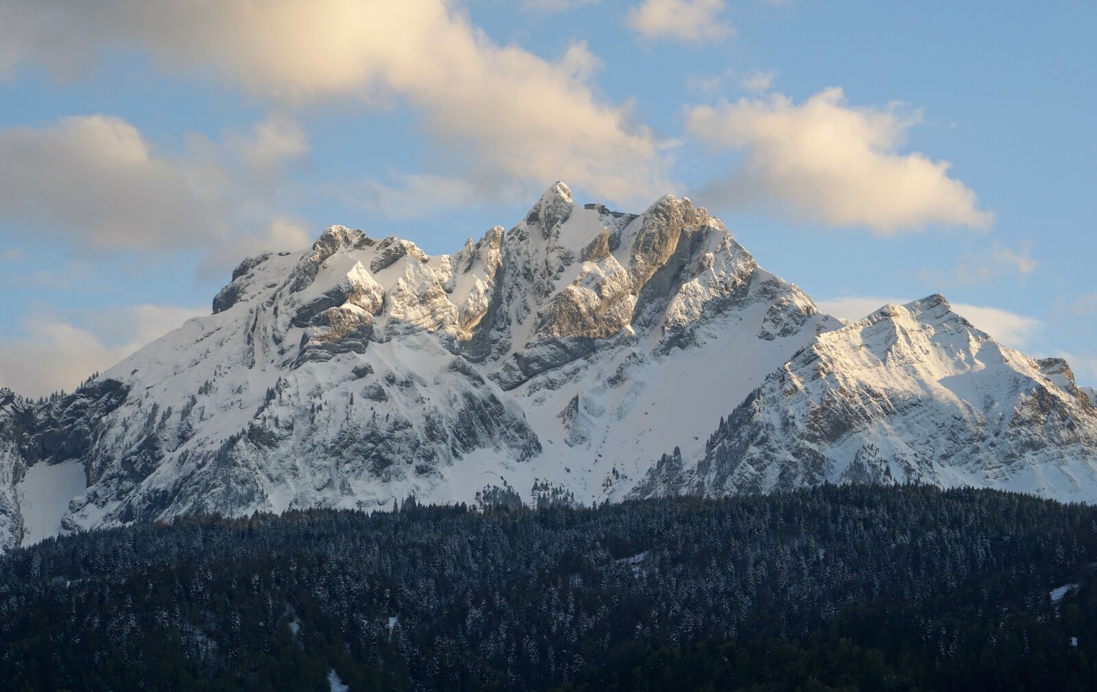 Sony a6300 + ZEISS Batis 85mm F1.8 sample photo. Pilatus, mountain, hausberg photography