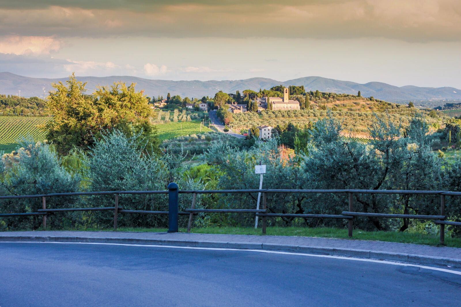 Canon EOS 500D (EOS Rebel T1i / EOS Kiss X3) + Canon EF 50mm F1.8 II sample photo. Country, countyside, tuscany photography