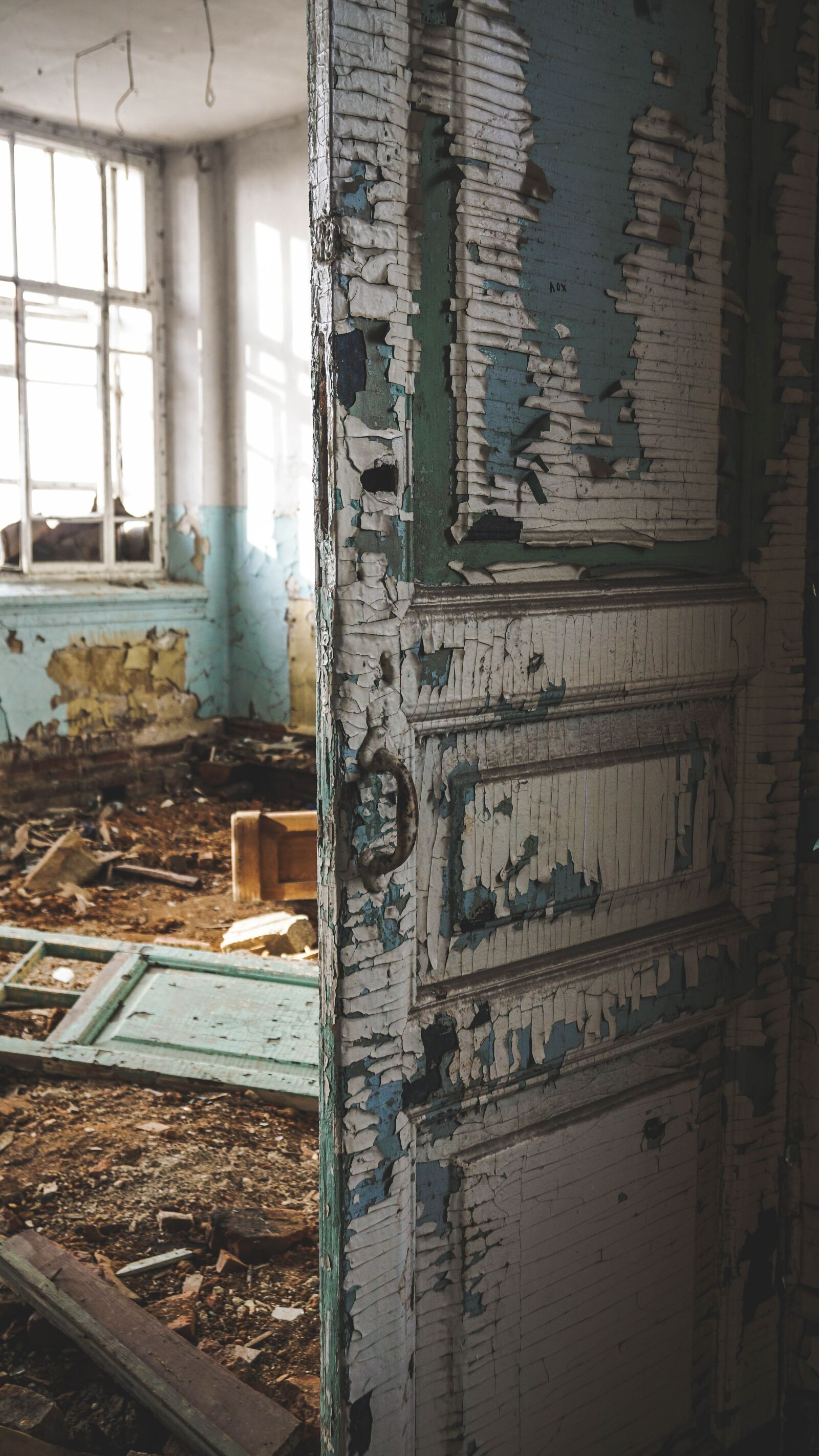 Sony a6000 + Sony Vario-Tessar T* E 16-70mm F4 ZA OSS sample photo. Door, an abandoned, old photography