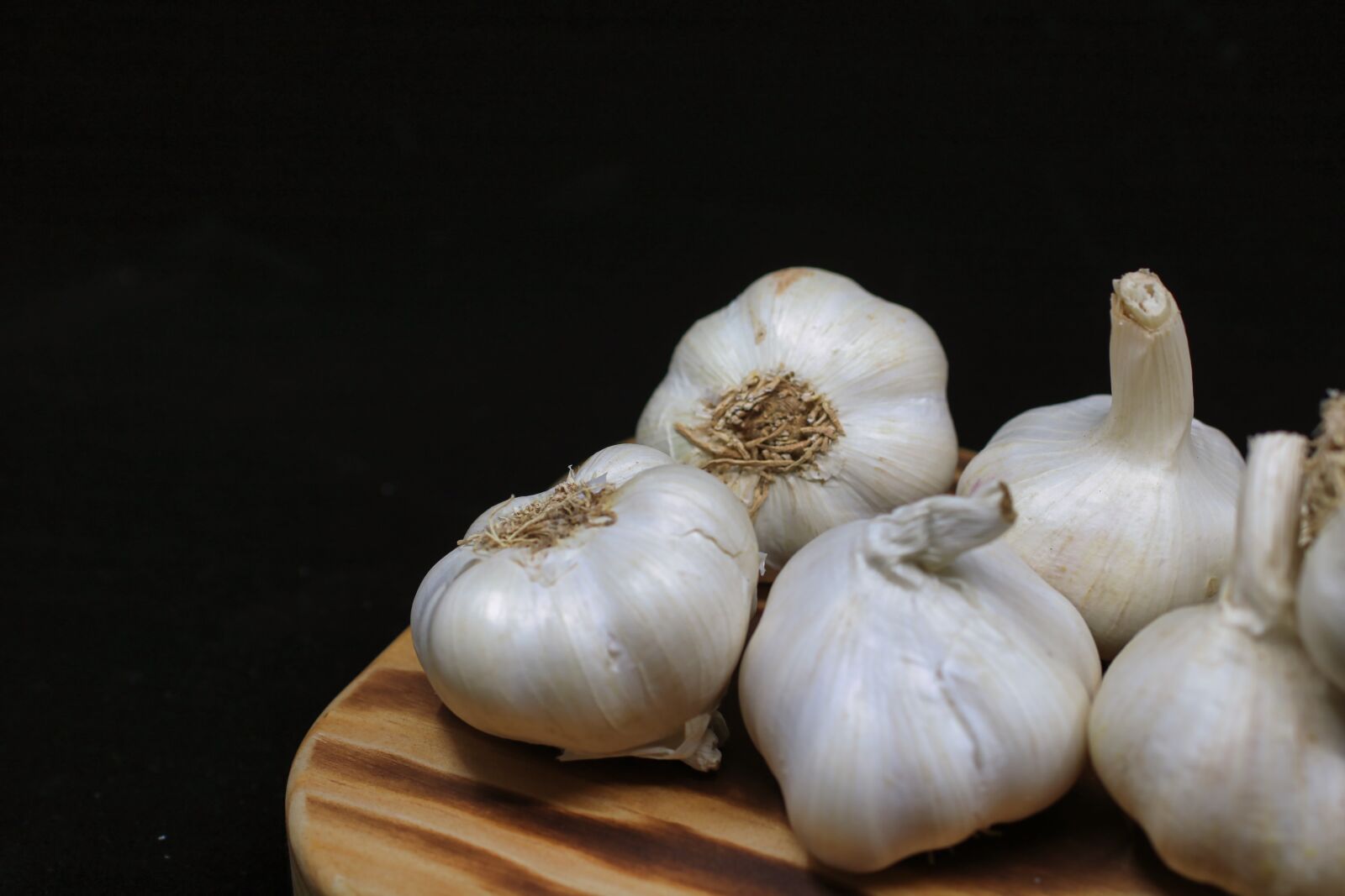 Canon EOS 750D (EOS Rebel T6i / EOS Kiss X8i) sample photo. Garlic, chopping board, white photography