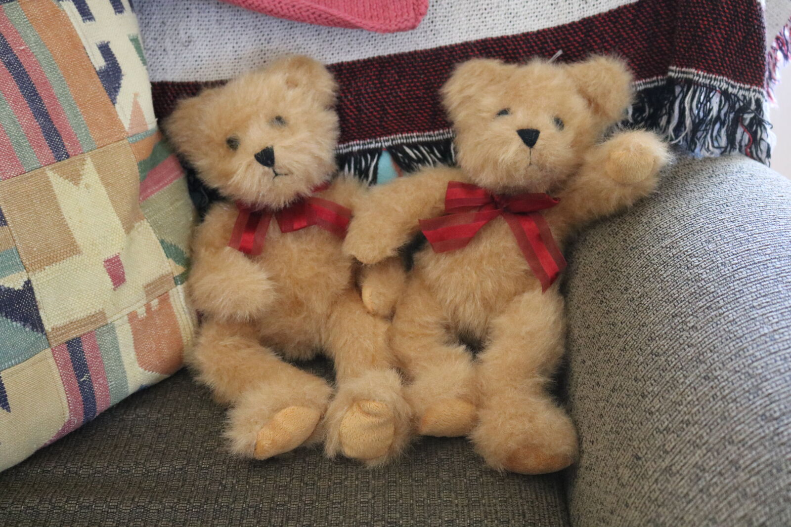 Canon EOS 750D (EOS Rebel T6i / EOS Kiss X8i) sample photo. Chair, friends, friendship, sitting photography