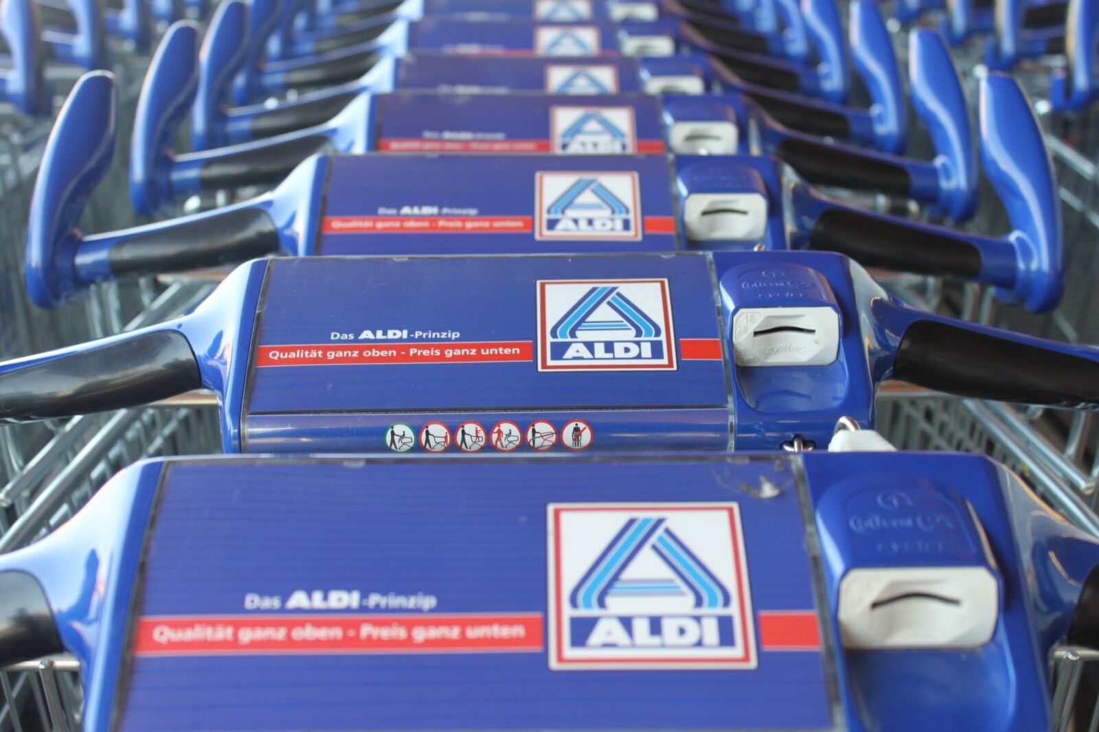 Canon EOS 500D (EOS Rebel T1i / EOS Kiss X3) sample photo. Aldi, discounter, upload locally photography