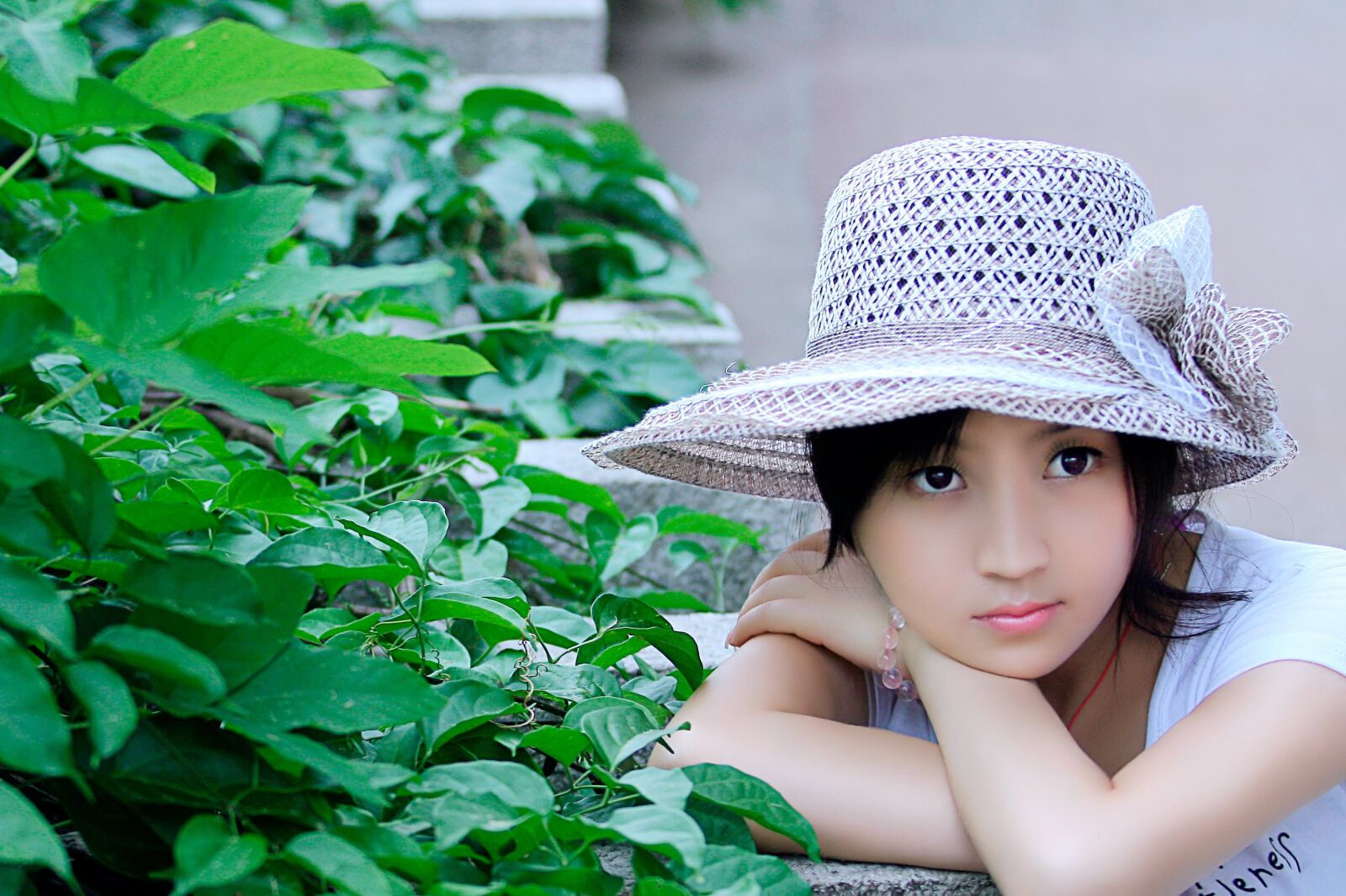 Canon EOS 400D (EOS Digital Rebel XTi / EOS Kiss Digital X) sample photo. Retouching, beauty, hat photography