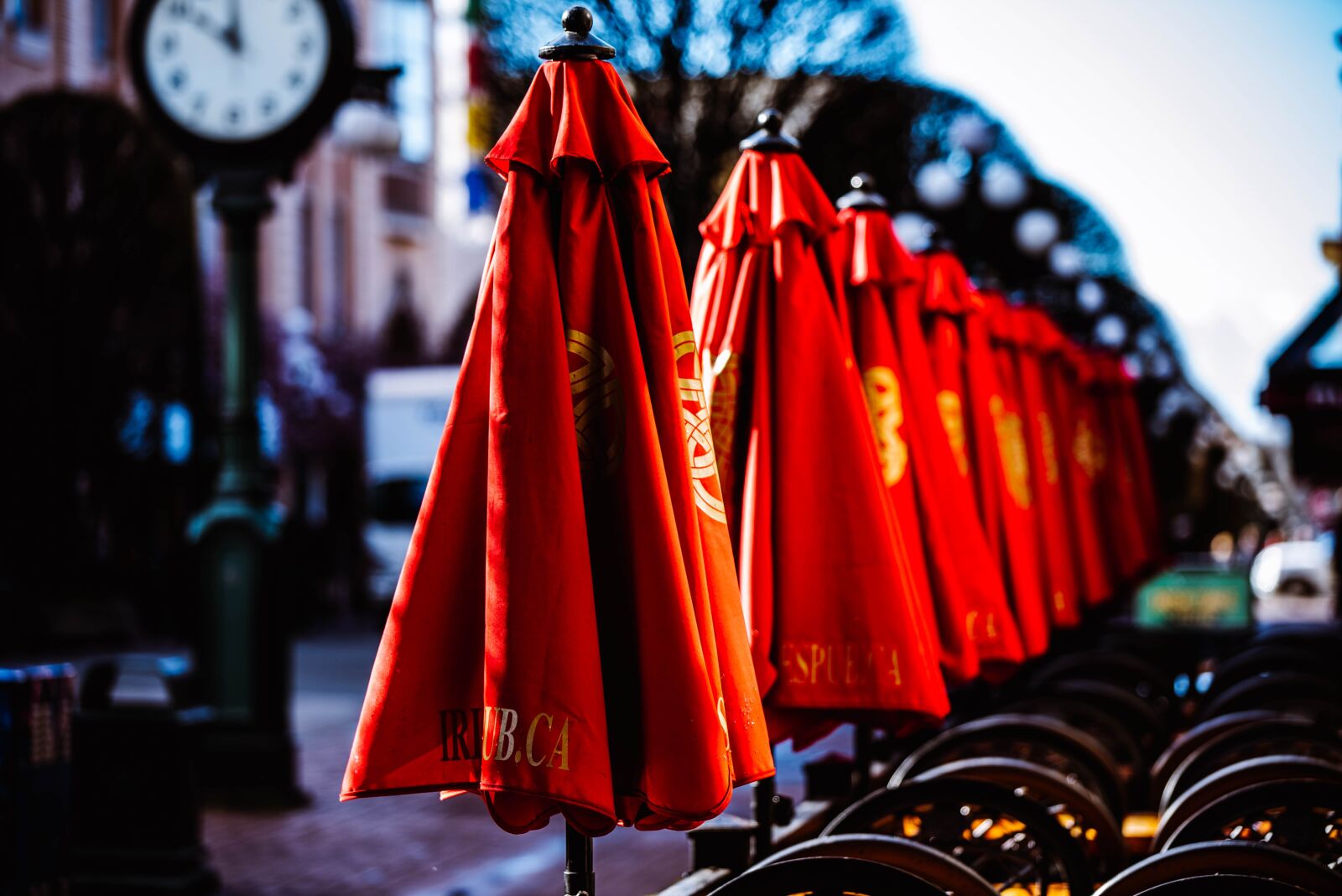 Nikon D750 sample photo. Red, umbrellas, pub photography