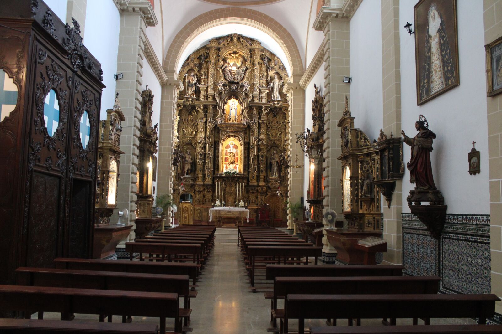 Canon EOS 2000D (EOS Rebel T7 / EOS Kiss X90 / EOS 1500D) sample photo. Altar, church, temple photography