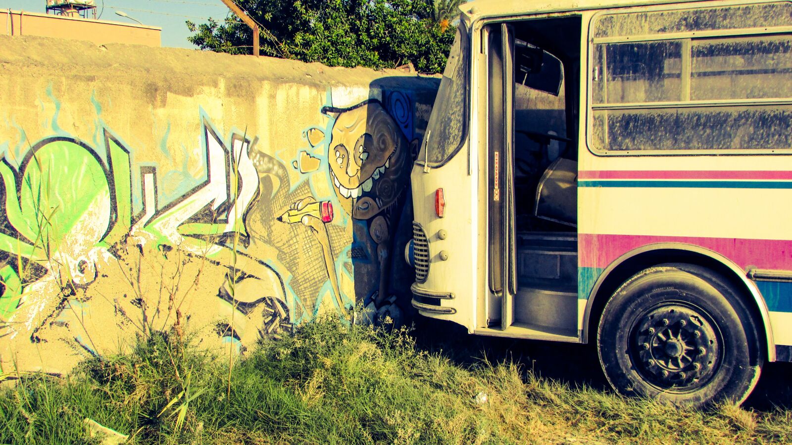 Canon PowerShot SX400 IS sample photo. Graffiti, wall, bus photography