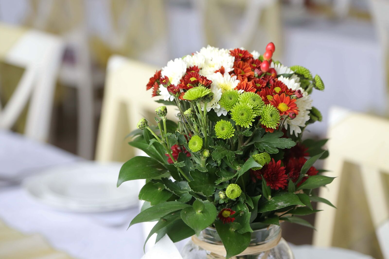 Canon EOS 6D + Canon EF 24-105mm F4L IS USM sample photo. Cafeteria, flowers, bouquet, jar photography