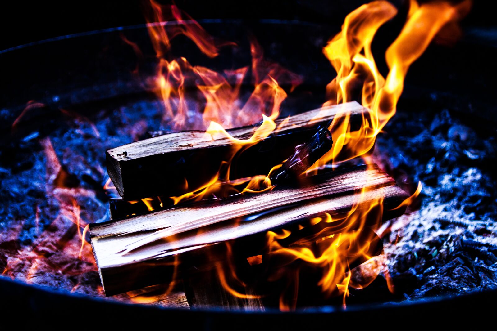 Canon EOS 650D (EOS Rebel T4i / EOS Kiss X6i) sample photo. Campfire, fire, color photography