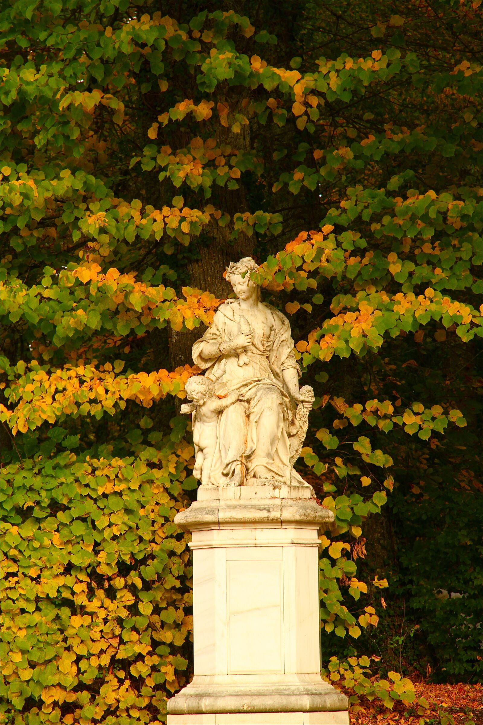 Canon EOS 7D sample photo. Garden statue, autumn, walk photography
