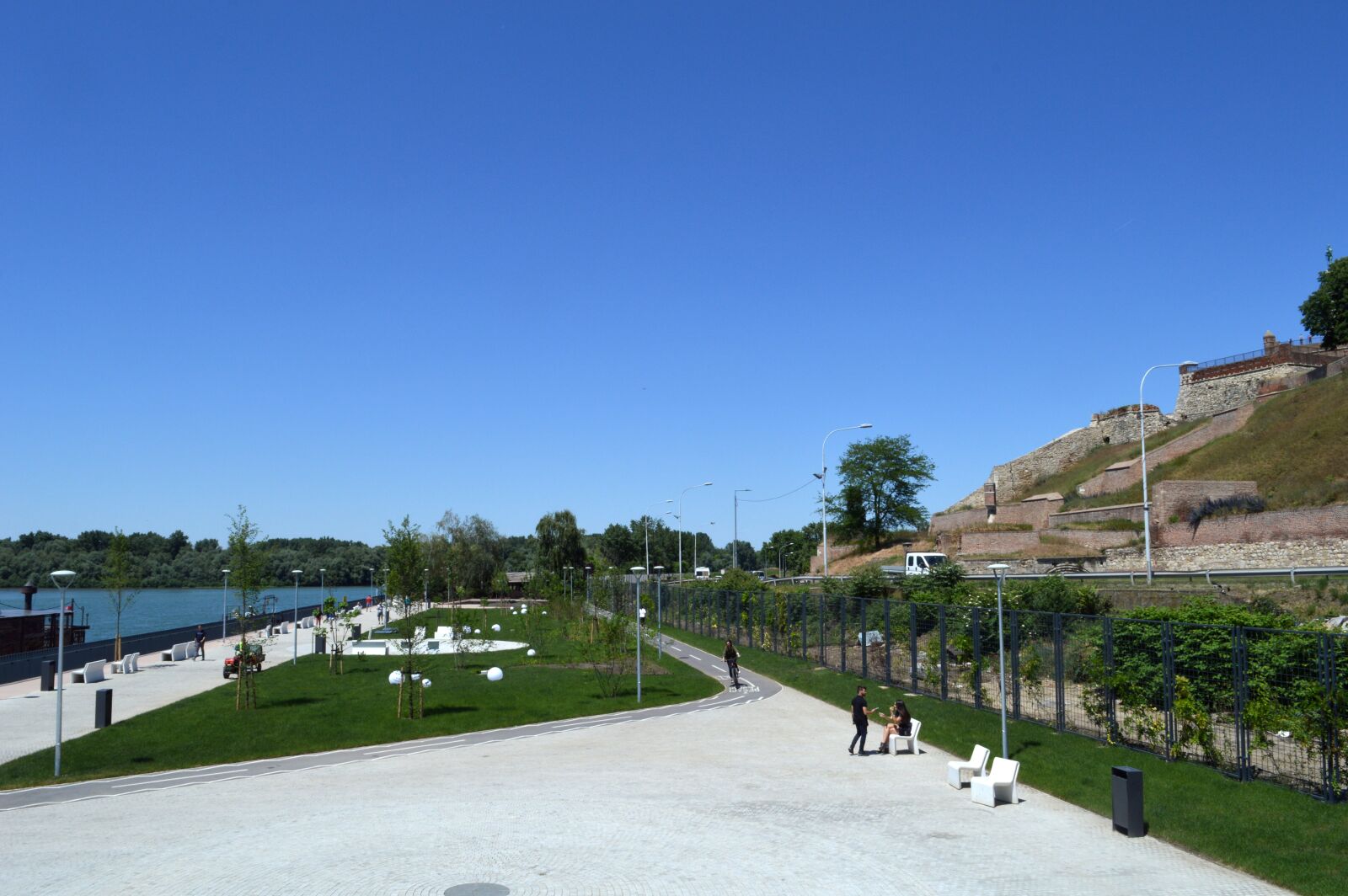 Nikon D3200 sample photo. Promenade, people, walking photography