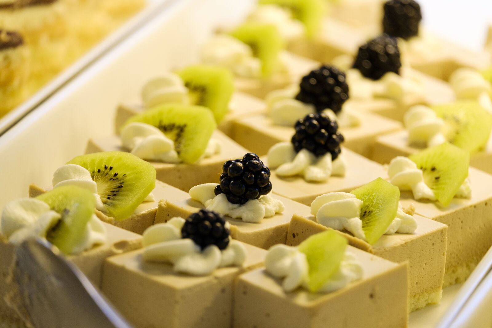 Fujifilm X-T2 + Fujifilm XF 55-200mm F3.5-4.8 R LM OIS sample photo. Dessert, cake, chunks photography