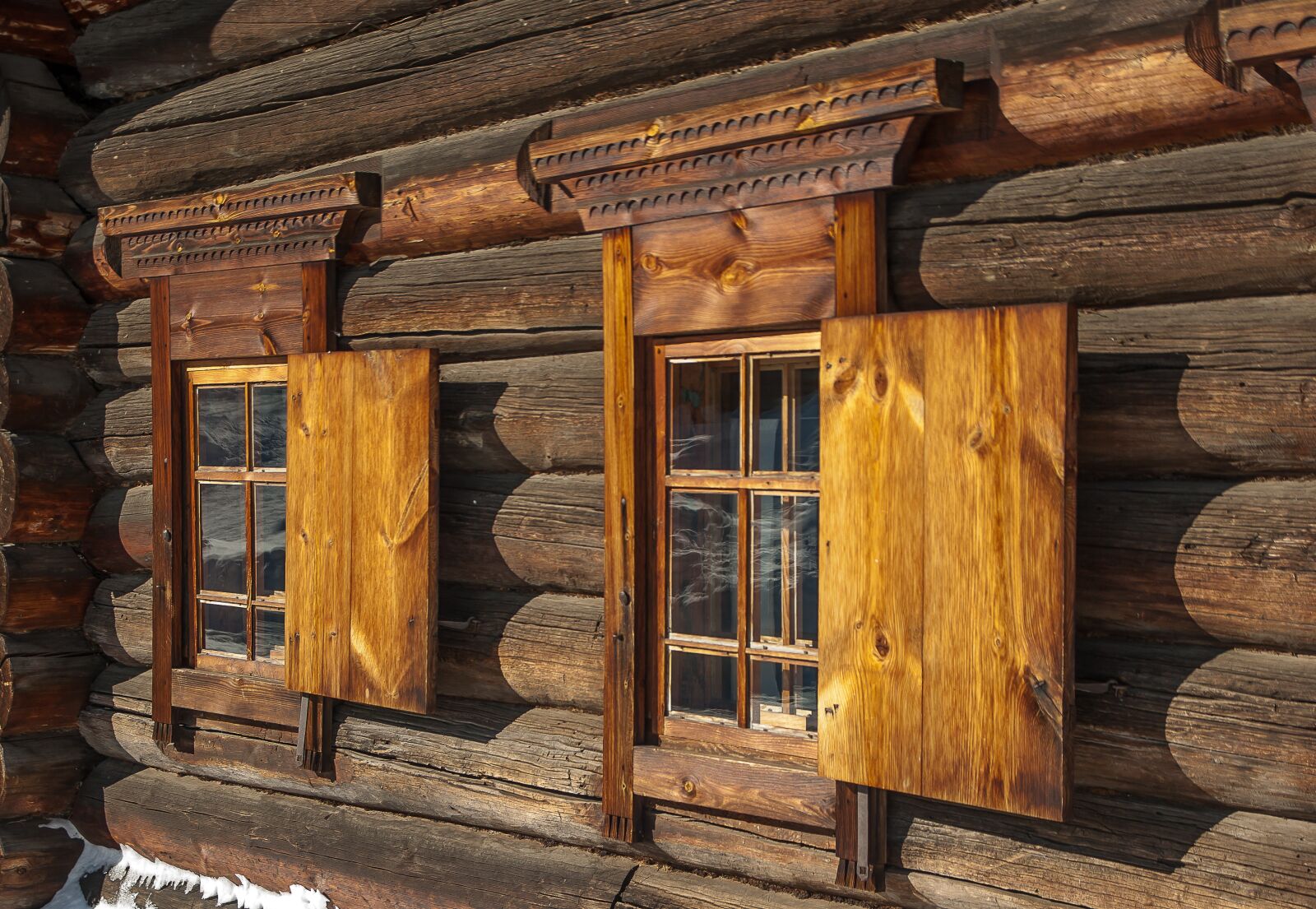 Pentax K10D sample photo. Irkutsk, wooden house, shutters photography