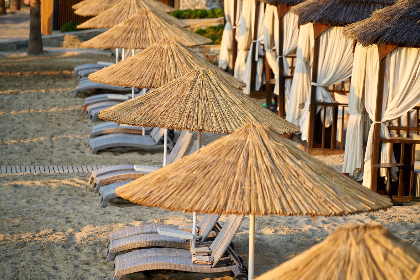 Sony FE 70-200mm F4 G OSS sample photo. Sunbeds, umbrella, beach photography