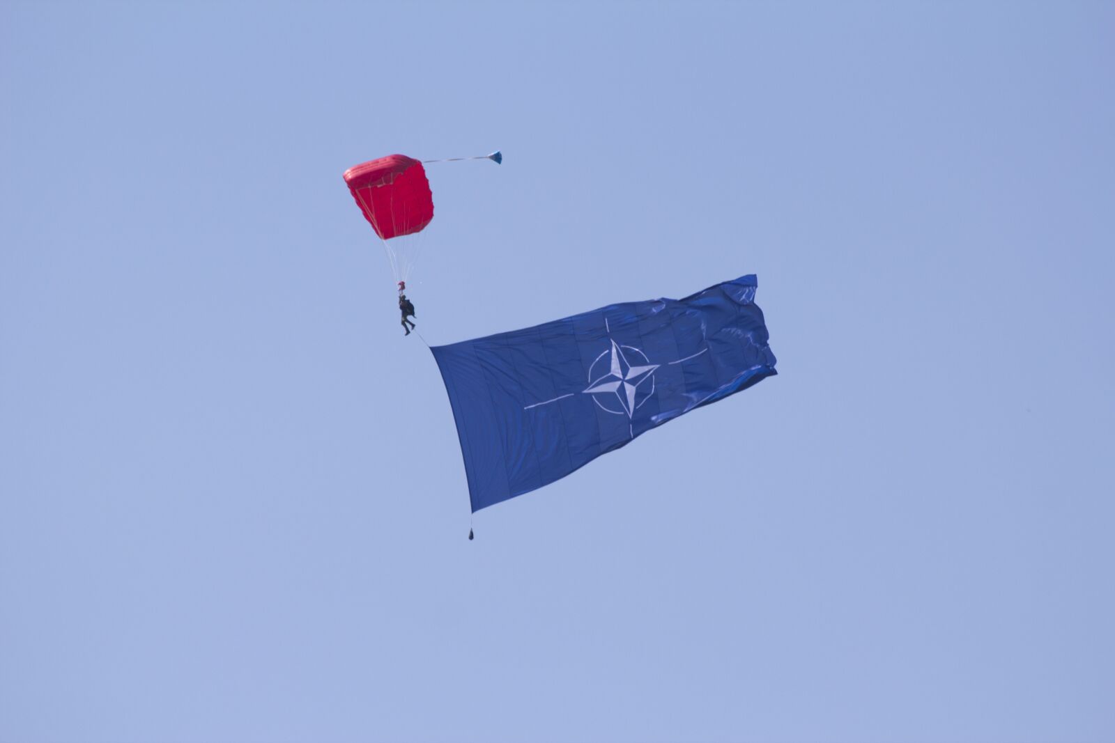 Canon EOS 600D (Rebel EOS T3i / EOS Kiss X5) sample photo. A parachute, a skydiver photography