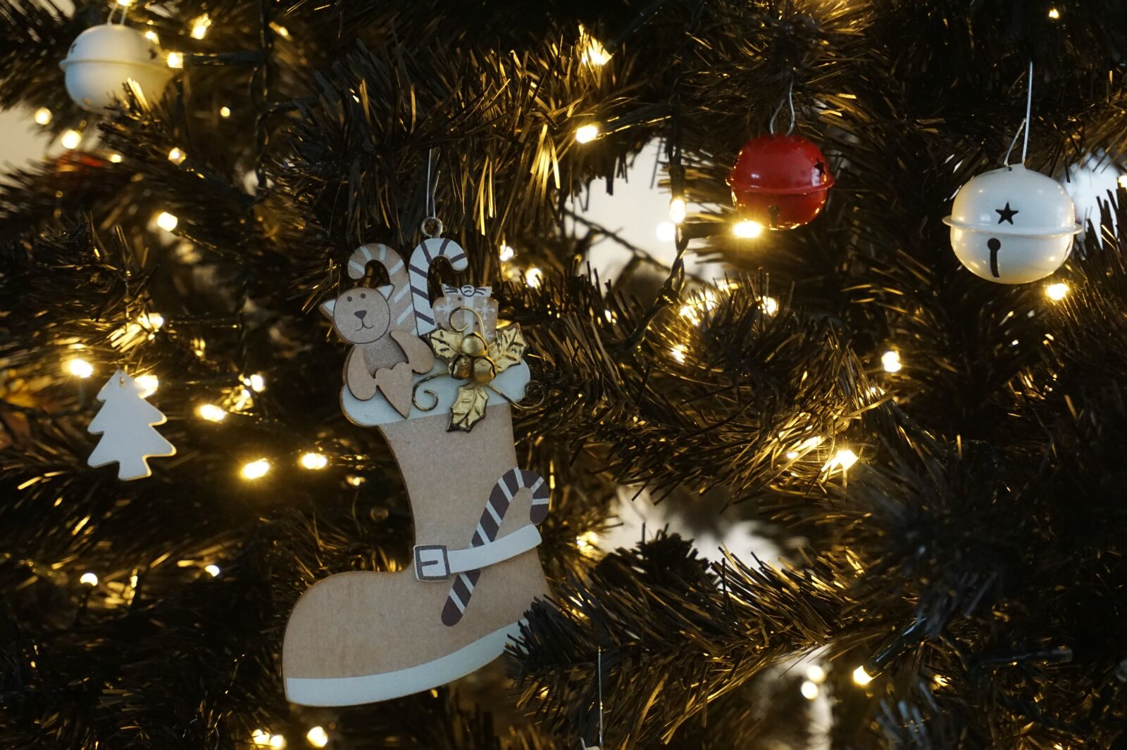 Sony a6000 sample photo. Christmas, trim, tree photography