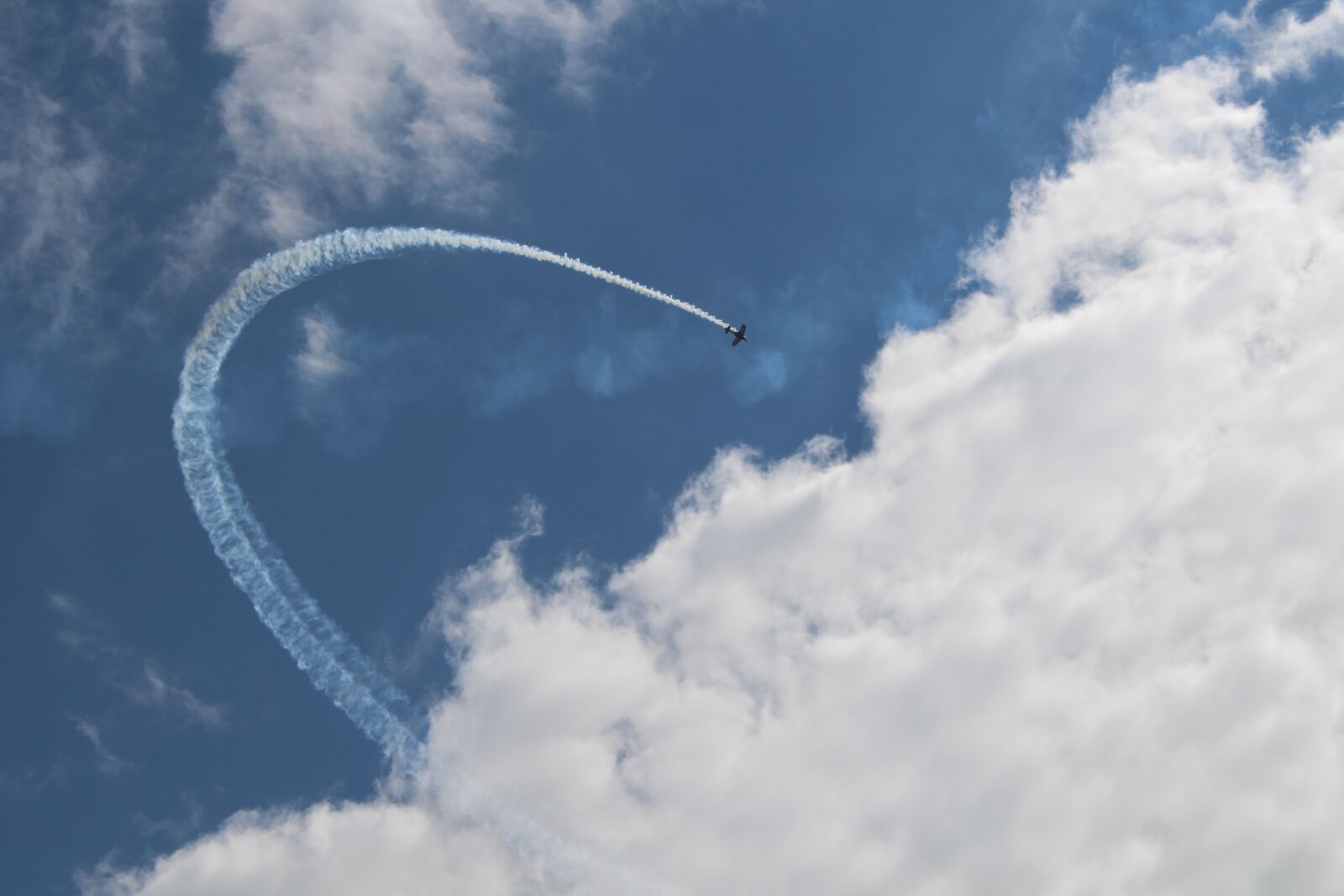 Canon EOS 700D (EOS Rebel T5i / EOS Kiss X7i) sample photo. Clouds, aircraft, aerobatics photography