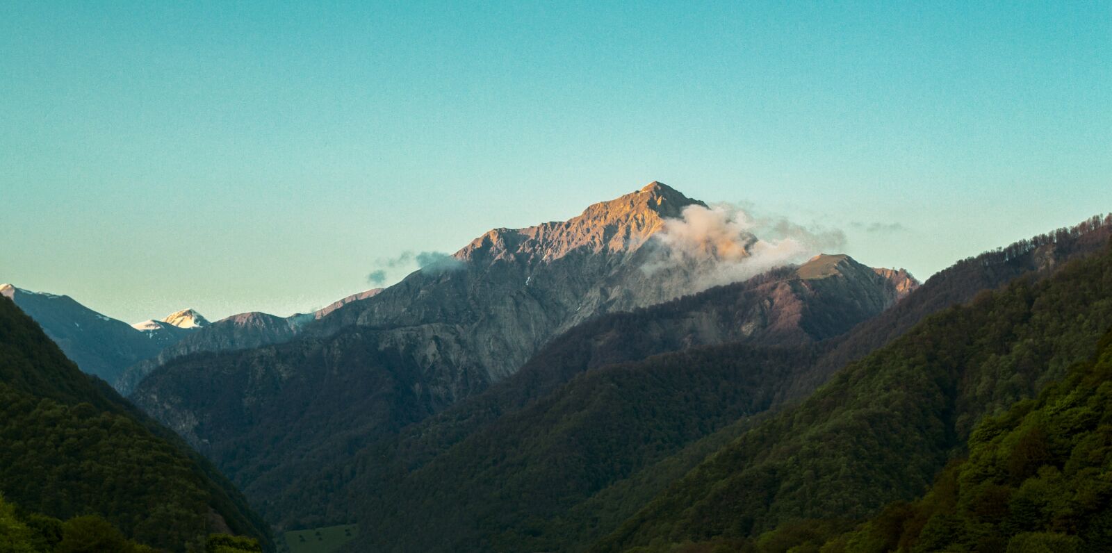 Canon EOS 700D (EOS Rebel T5i / EOS Kiss X7i) + Canon EF 50mm F1.8 II sample photo. Mountain, clouds, sky photography